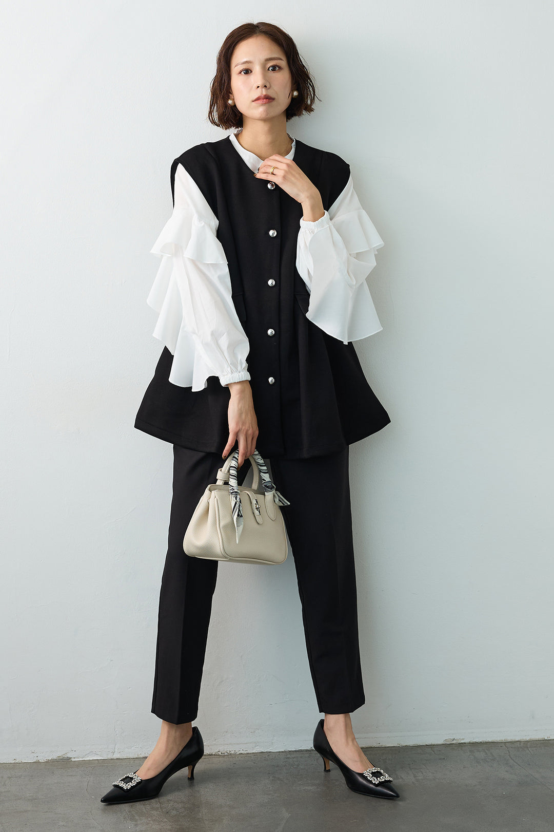 [予約/SET]ティアードフリルスリーブパールボタンブラウス+ペプラムラインシルバーボタンジレ(2set)