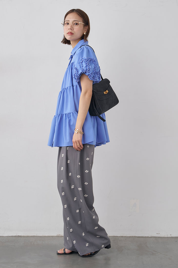 [予約/SET]フリルウェーブスリーブティアードブラウス+フラワー刺繍ツイルストレートパンツ(2set)