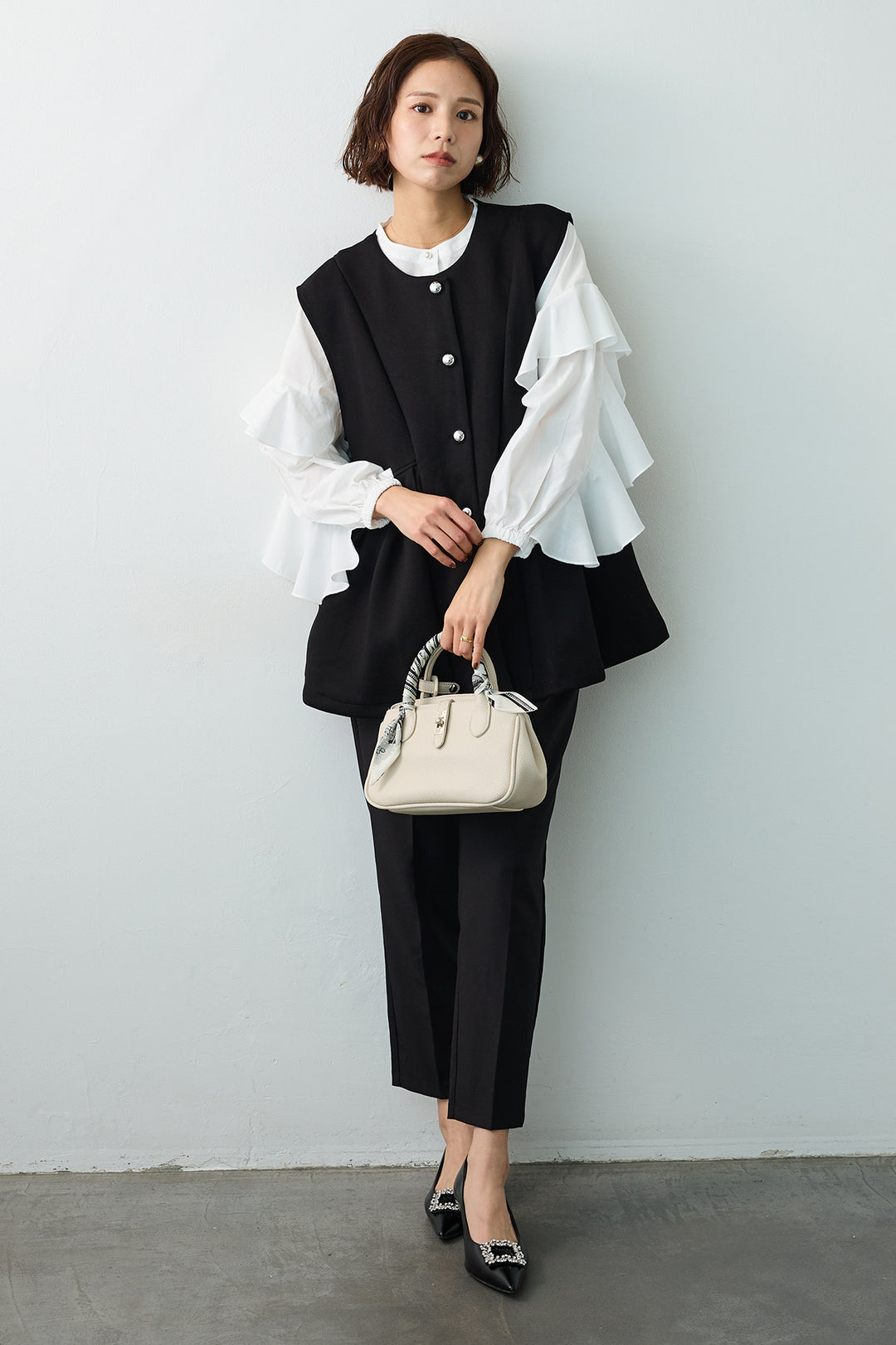 [予約/SET]ティアードフリルスリーブパールボタンブラウス+ペプラムラインシルバーボタンジレ(2set)