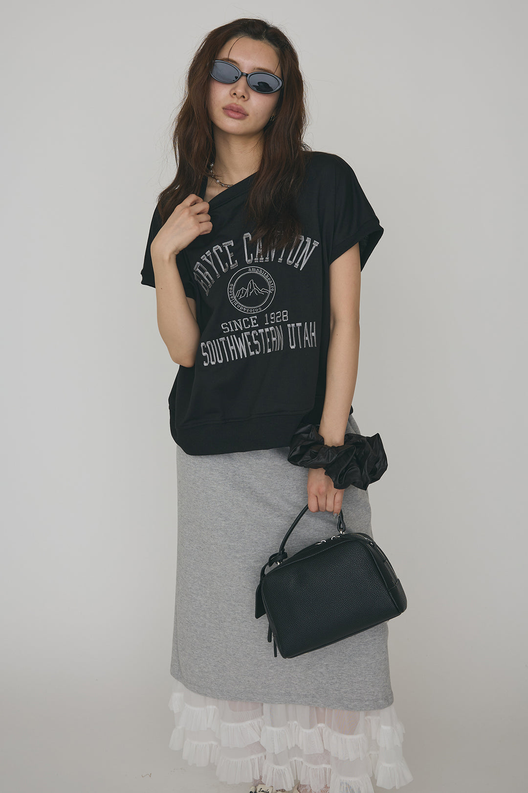 [予約/SET]ロゴ刺繍デザインリブカットT+フリルヘムスウェットスリットスカート(2set)