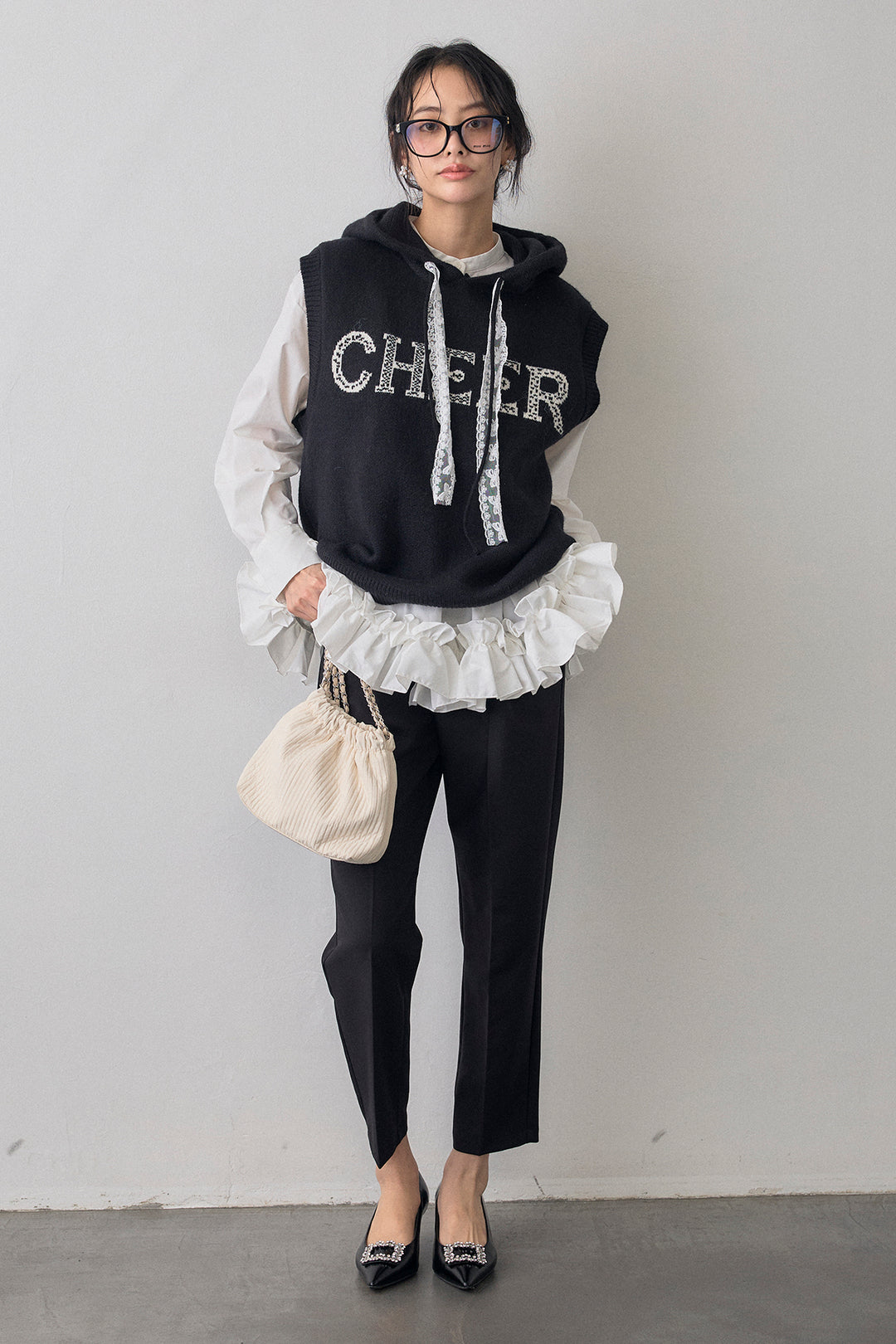 [予約/SET]パネルフレアヘムシャツ+レースリボンロゴフードスリーブレスニット(2set)