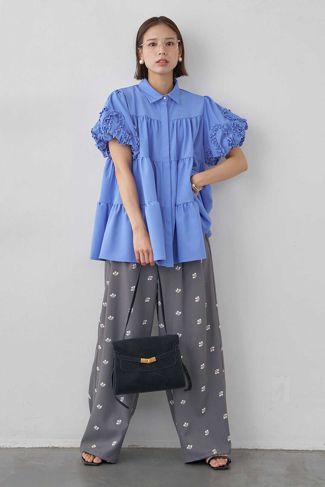 [予約/SET]フリルウェーブスリーブティアードブラウス+フラワー刺繍ツイルストレートパンツ(2set)