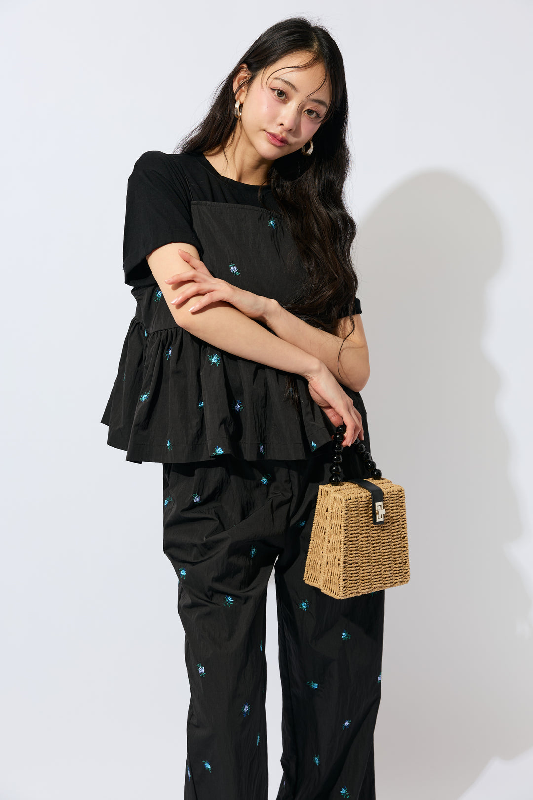 [予約/SET]ベーシック美ラインTシャツ+フラワー刺繍タフタキャミトップス+フラワー刺繍タフタストレートパンツ(3set)