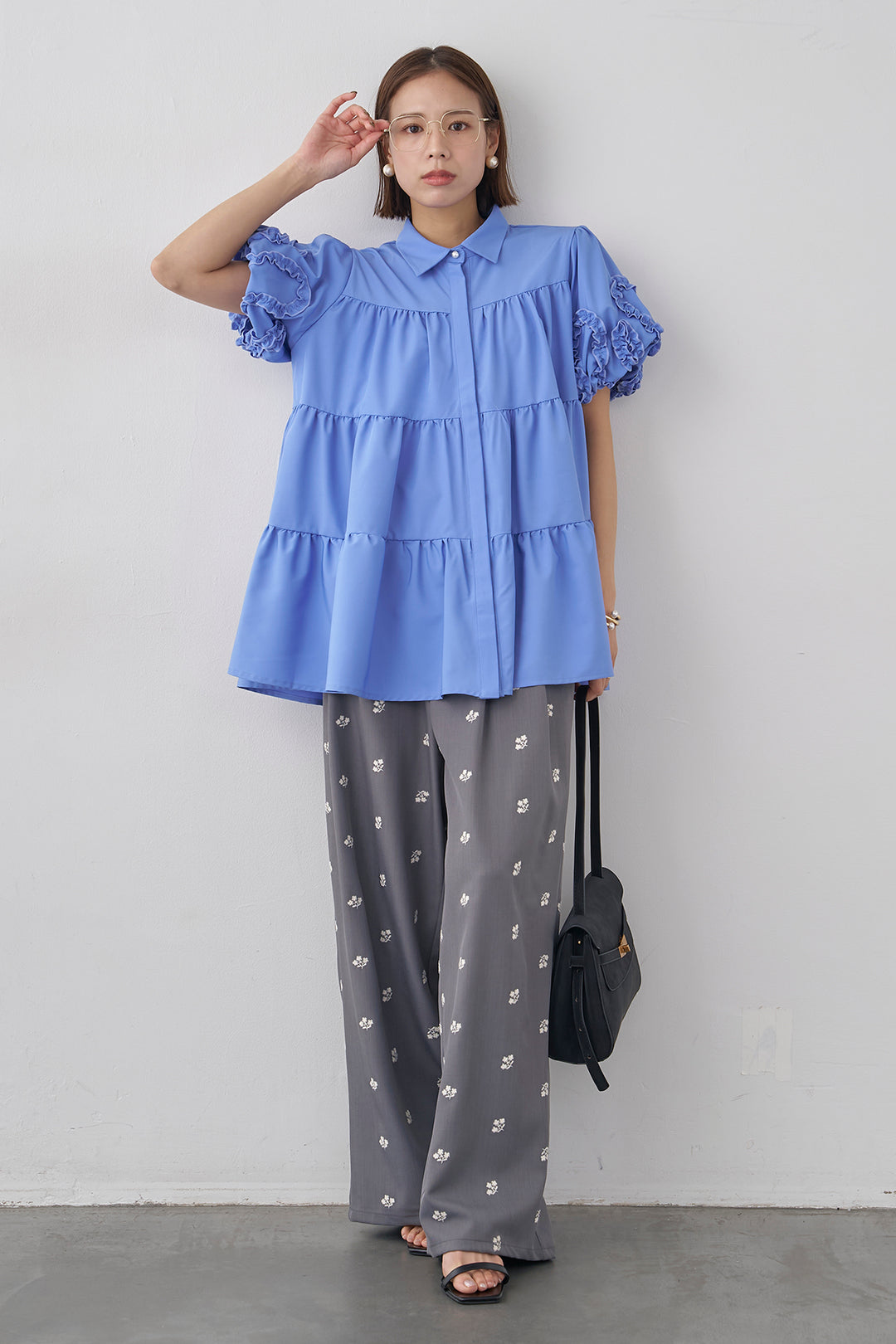 [予約/SET]フリルウェーブスリーブティアードブラウス+フラワー刺繍ツイルストレートパンツ(2set)