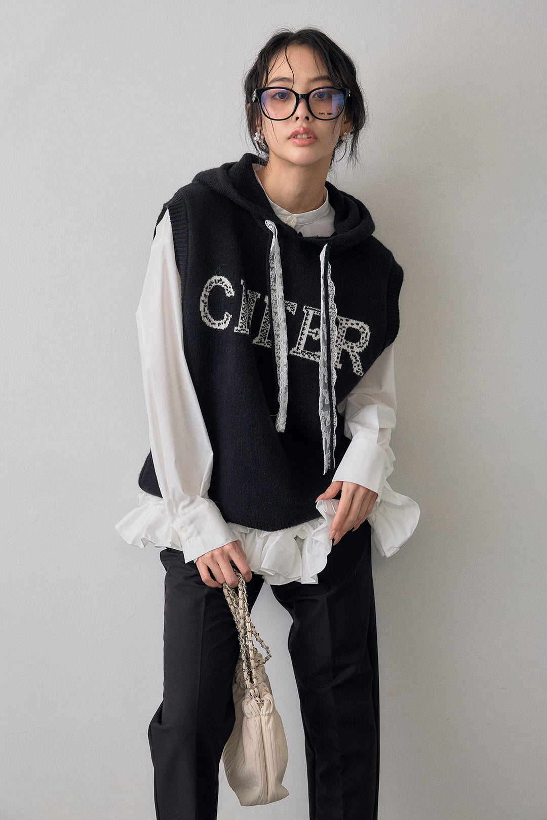 [予約]レースリボンロゴフードスリーブレスニット