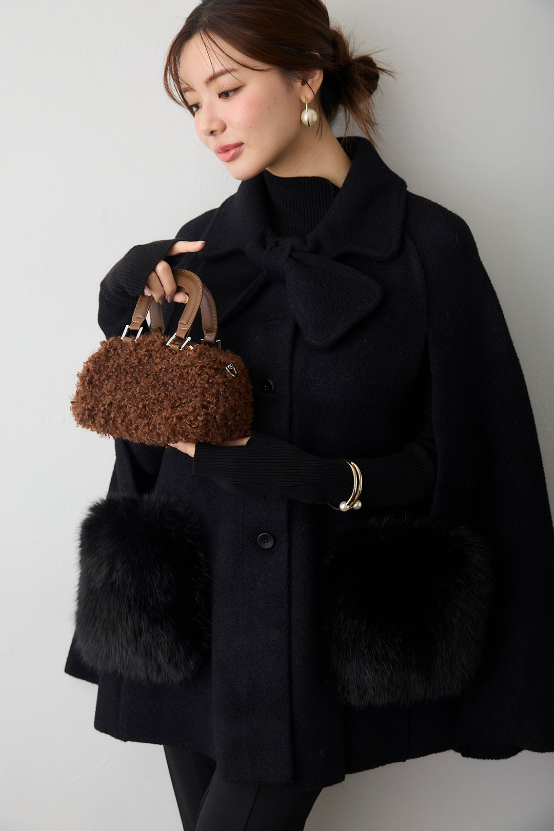 [予約/SET]ベーシックフィンガーホールリブニット+ウールタッチファーポケットポンチョコート(2set)