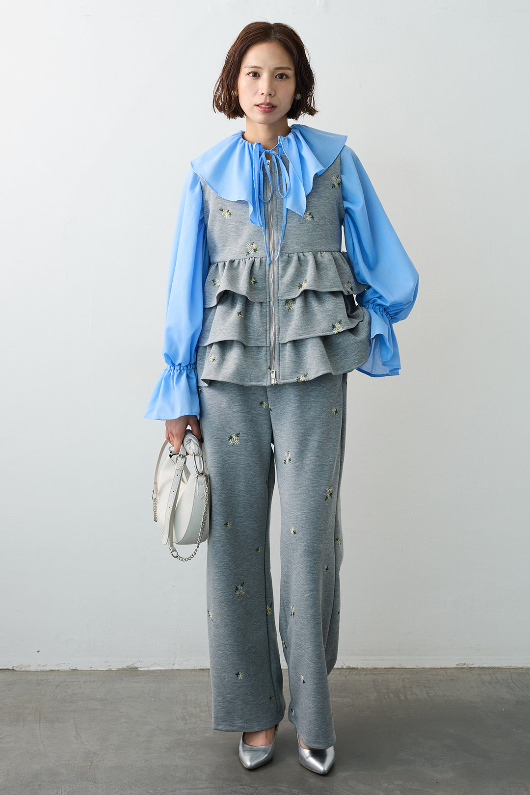 [予約/SET]エアリーフリルフレアカフスブラウス+フラワー刺繍ティアードポンチベスト+フラワー刺繍ストレートポンチパンツ(3set)