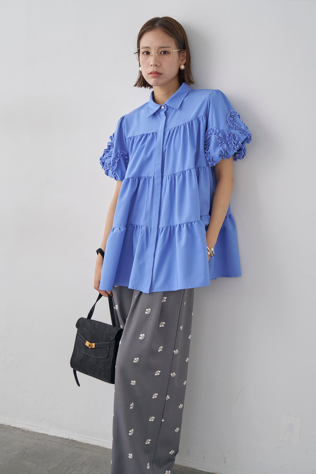 [予約/SET]フリルウェーブスリーブティアードブラウス+フラワー刺繍ツイルストレートパンツ(2set)