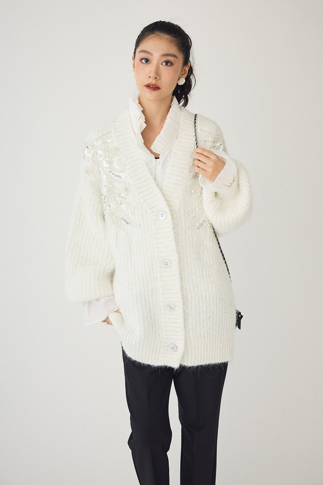 [予約/SET]ダブルプリーツカラーブラウス+ビーズフラワースパンコールシャイニーニットカーデ+タックテーパードパンツ(3set)