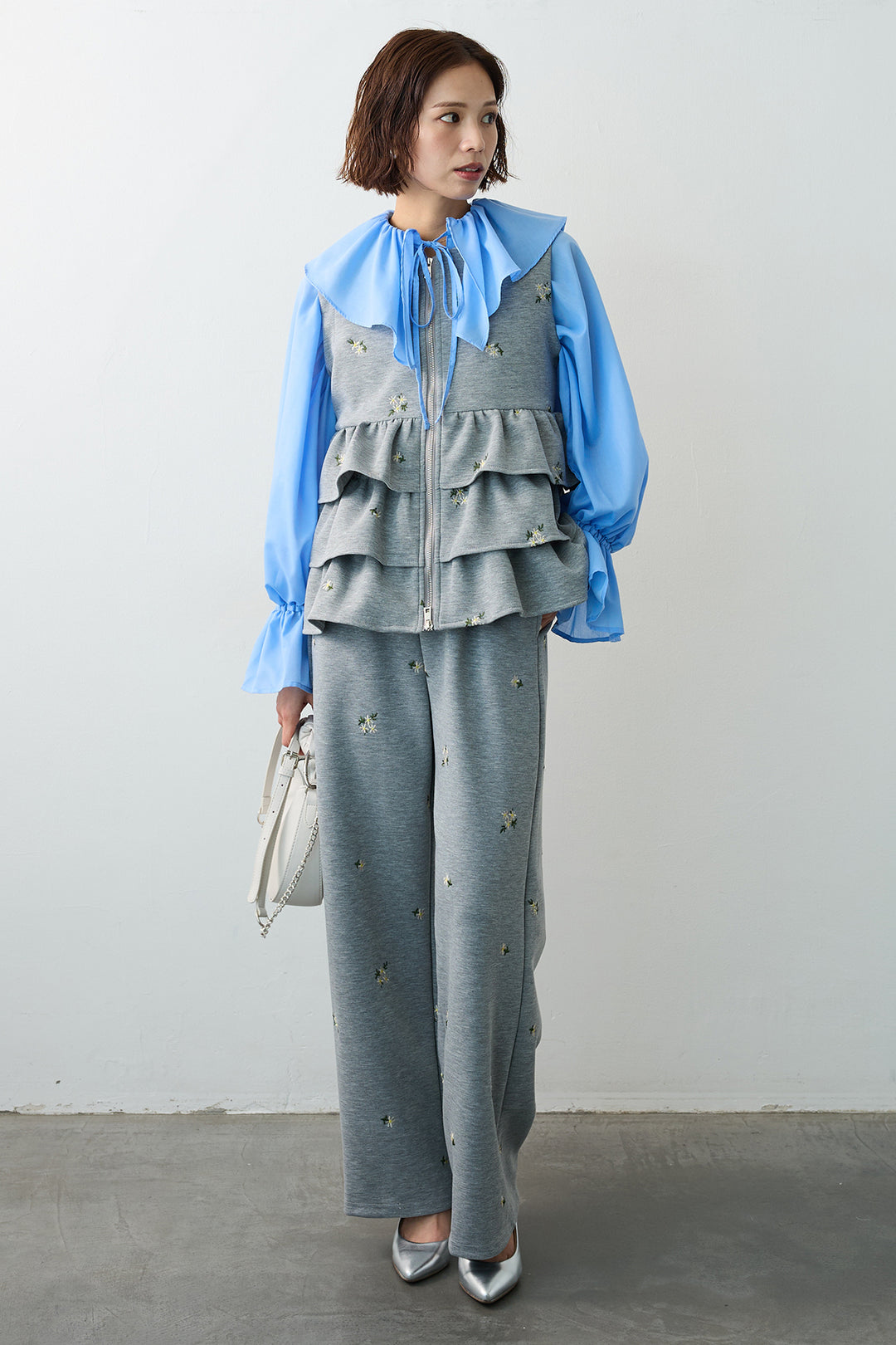 [予約/SET]エアリーフリルフレアカフスブラウス+フラワー刺繍ティアードポンチベスト+フラワー刺繍ストレートポンチパンツ(3set)