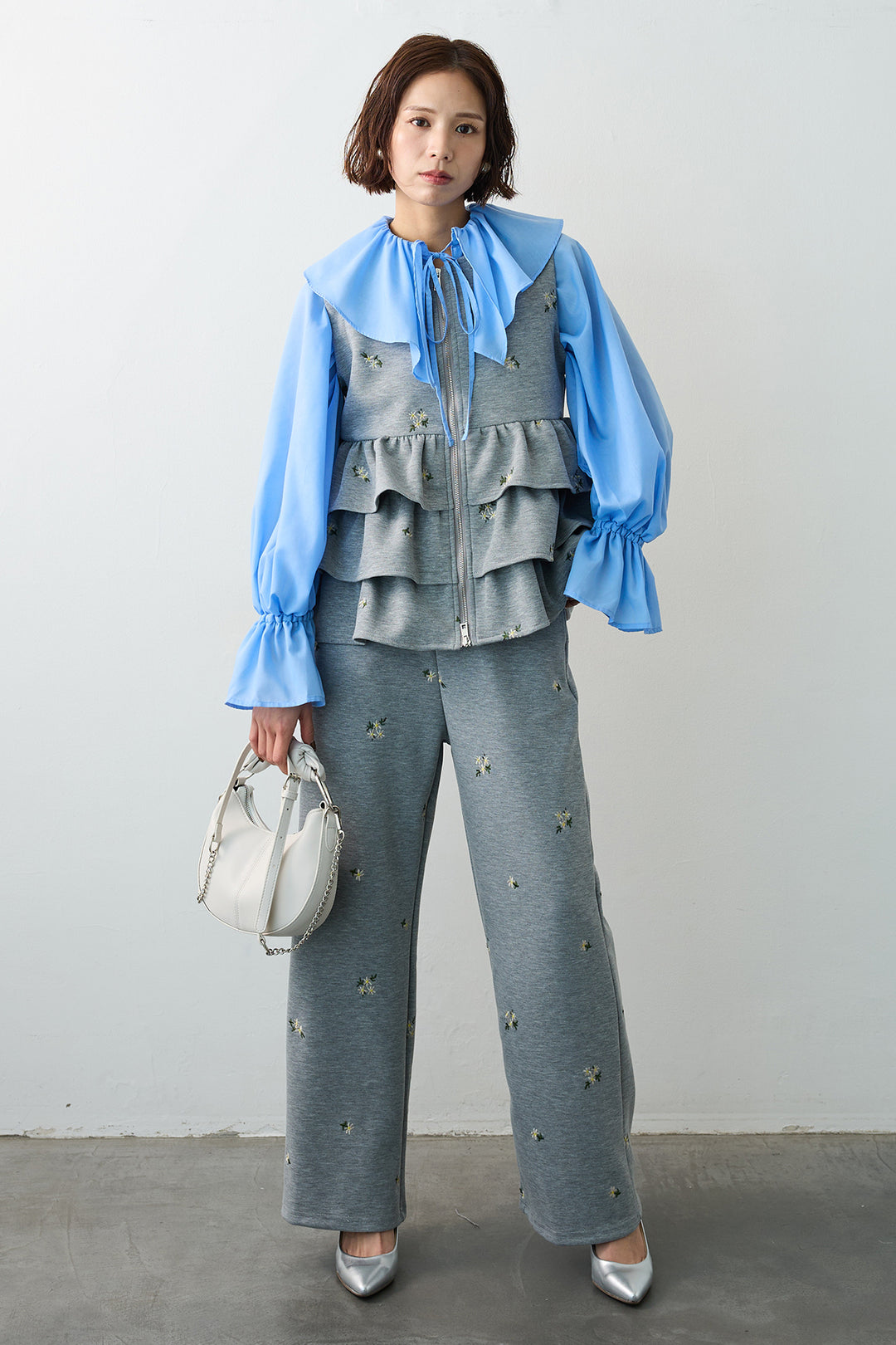 [予約/SET]エアリーフリルフレアカフスブラウス+フラワー刺繍ティアードポンチベスト+フラワー刺繍ストレートポンチパンツ(3set)