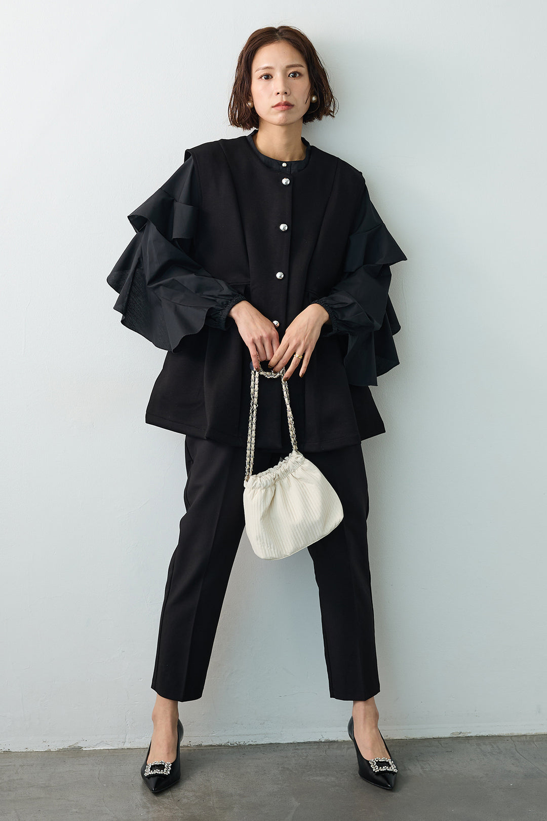 [予約/SET]ティアードフリルスリーブパールボタンブラウス+ペプラムラインシルバーボタンジレ+タックテーパードパンツ(3set)