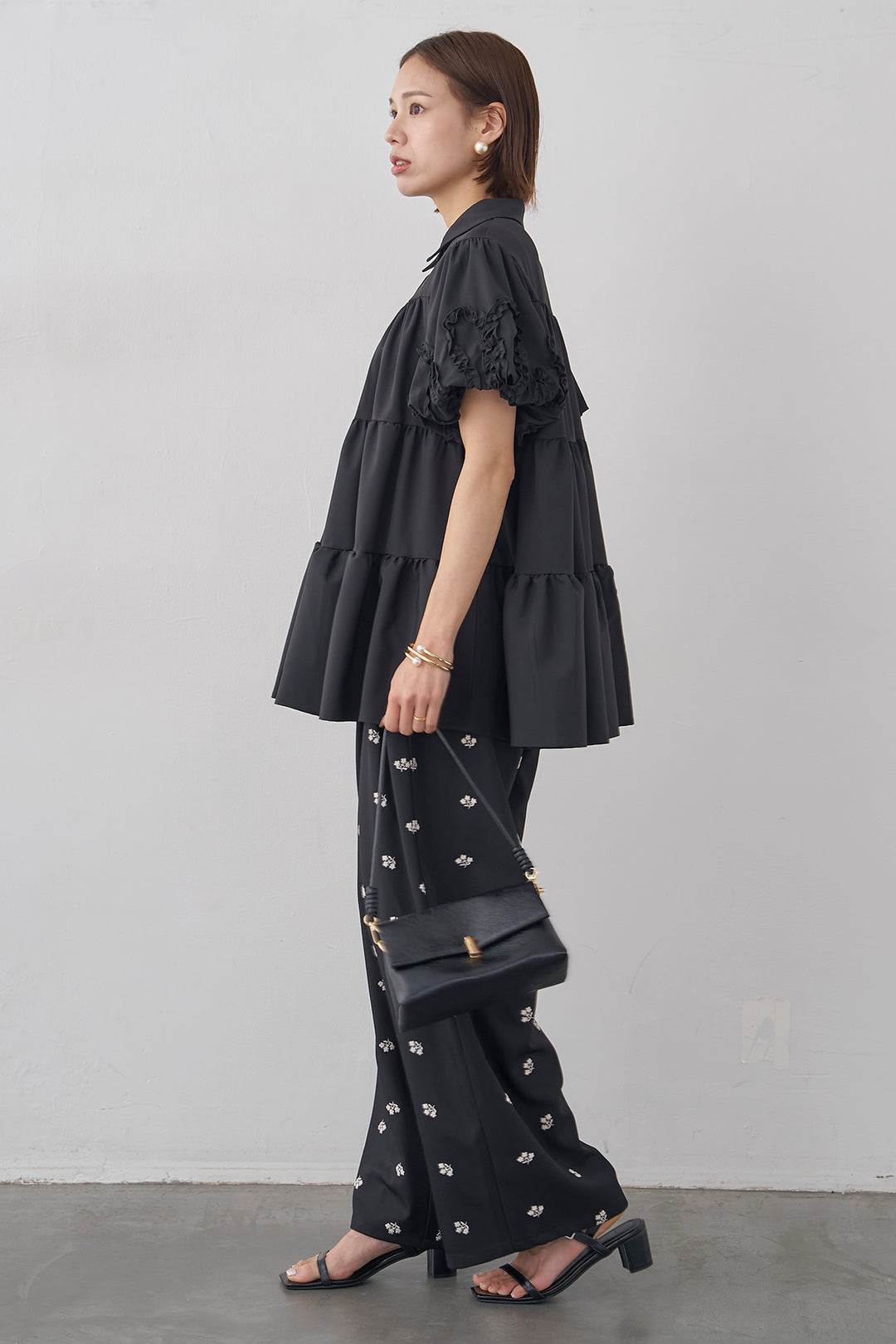 [予約/SET]フリルウェーブスリーブティアードブラウス+フラワー刺繍ツイルストレートパンツ(2set)