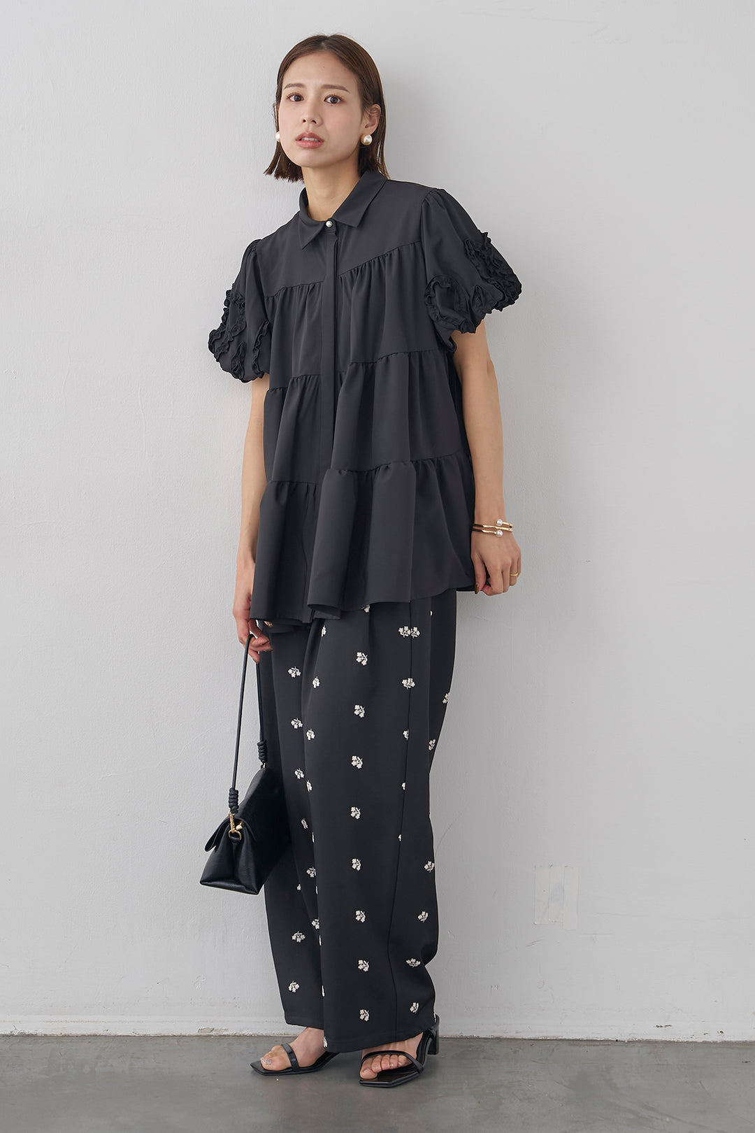 [予約/SET]フリルウェーブスリーブティアードブラウス+フラワー刺繍ツイルストレートパンツ(2set)