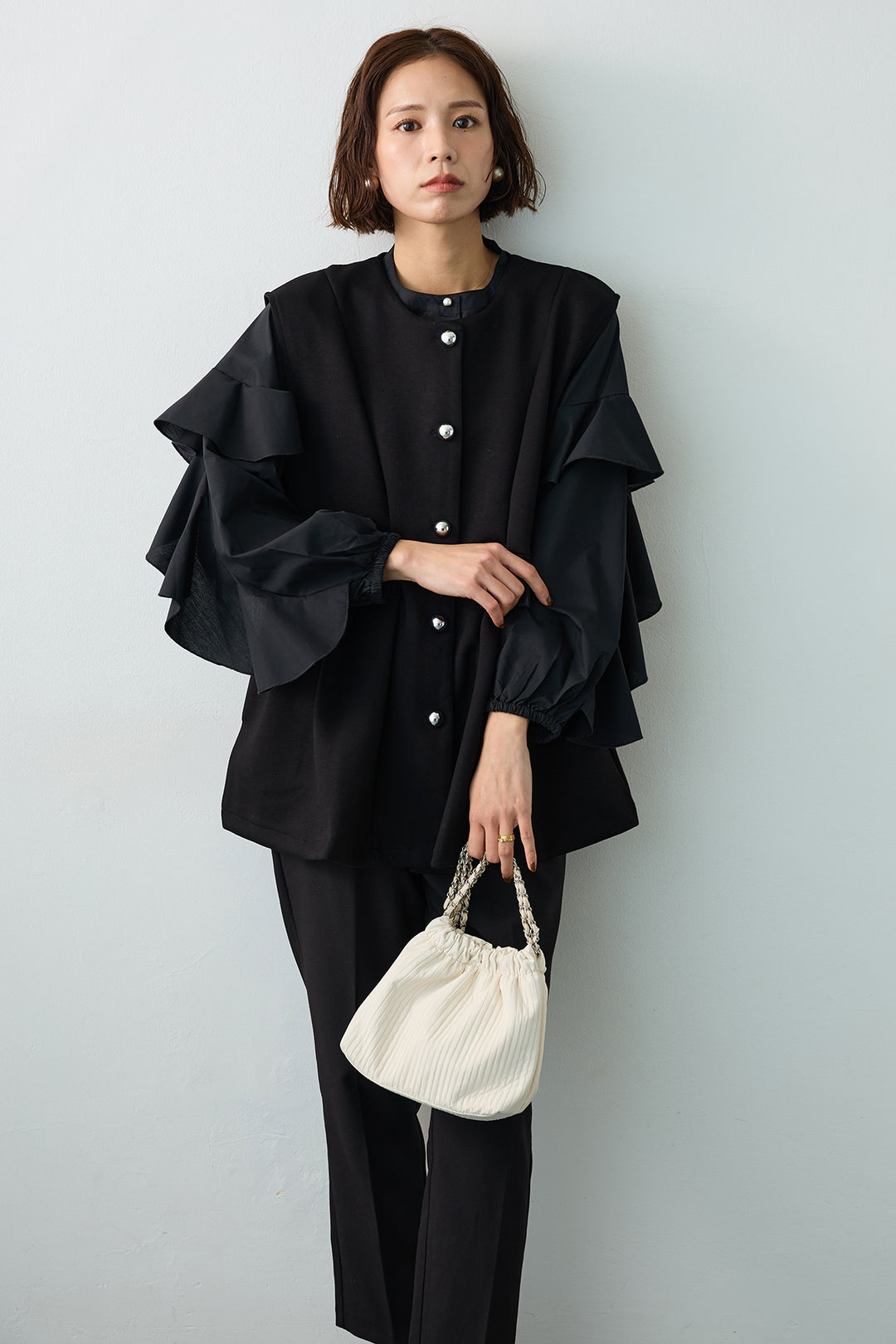 [予約/SET]ティアードフリルスリーブパールボタンブラウス+ペプラムラインシルバーボタンジレ(2set)