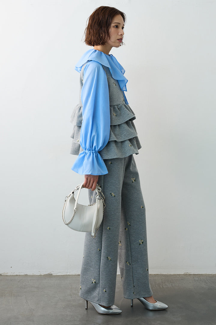 [予約/SET]エアリーフリルフレアカフスブラウス+フラワー刺繍ティアードポンチベスト+フラワー刺繍ストレートポンチパンツ(3set)