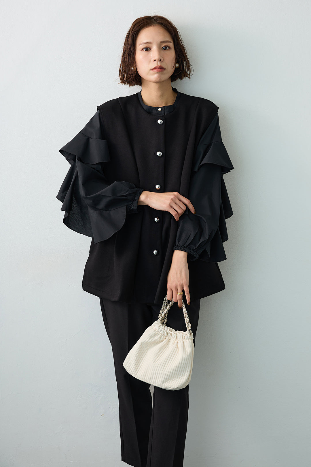 [予約/SET]ティアードフリルスリーブパールボタンブラウス+ペプラムラインシルバーボタンジレ+タックテーパードパンツ(3set)