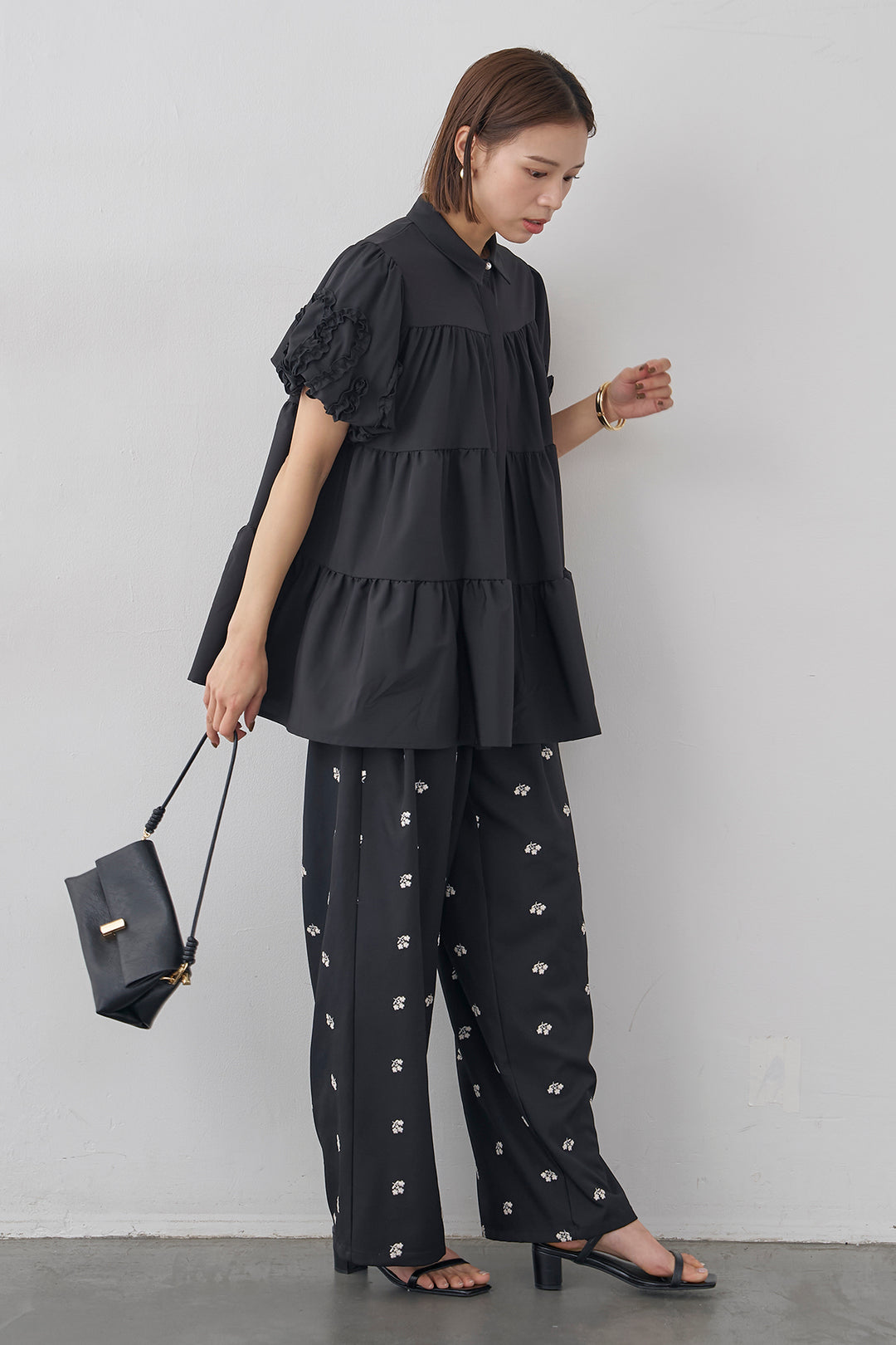 [予約/SET]フリルウェーブスリーブティアードブラウス+フラワー刺繍ツイルストレートパンツ(2set)