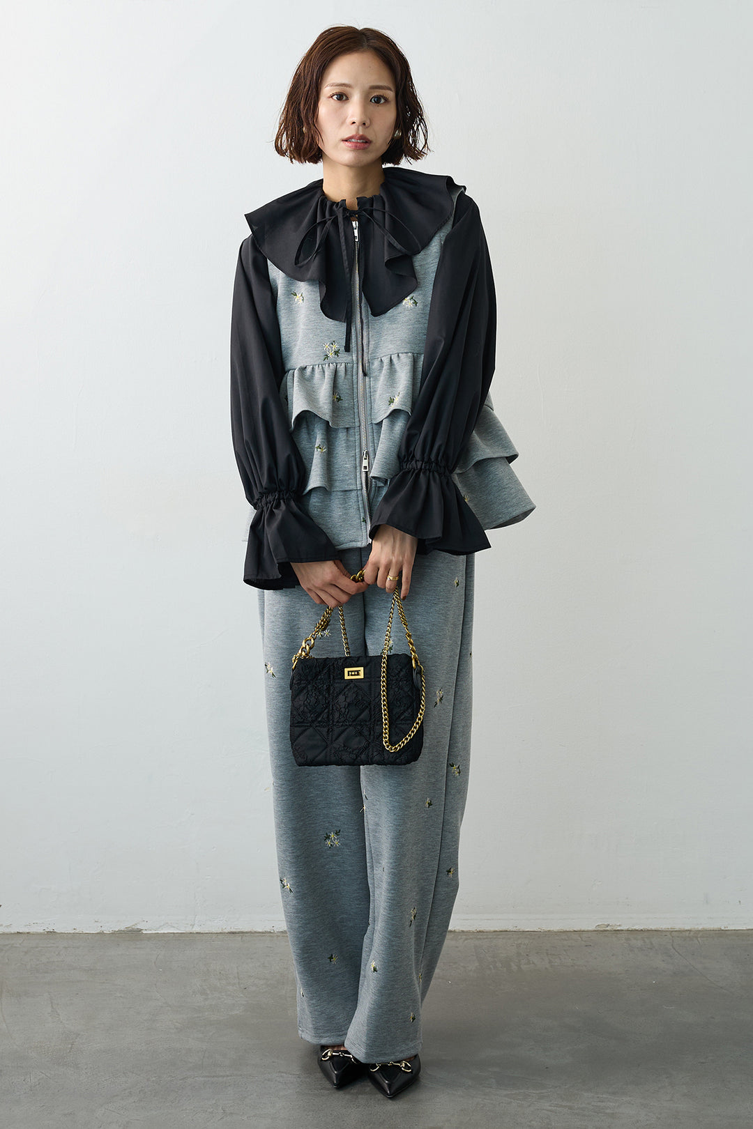 [予約/SET]エアリーフリルフレアカフスブラウス+フラワー刺繍ティアードポンチベスト+フラワー刺繍ストレートポンチパンツ(3set)