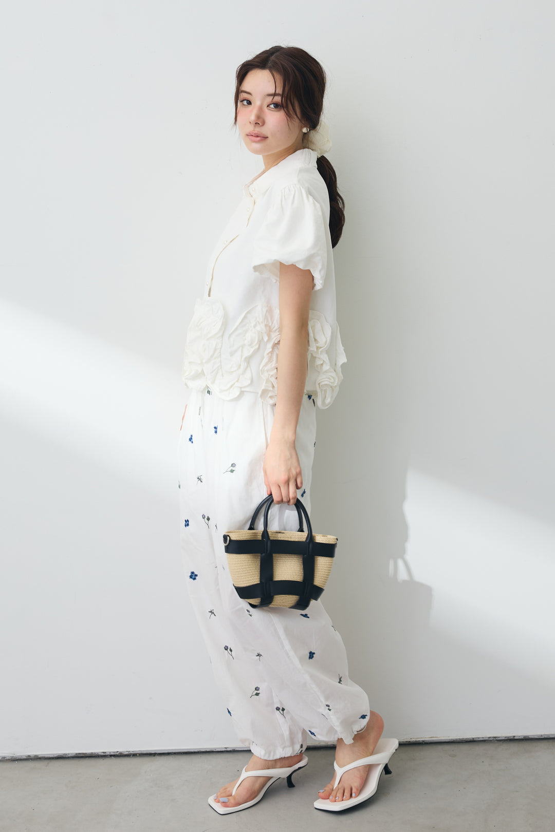 [予約/SET]フリルウェーブデニムシャツ+フラワー刺繍ローンイージーパンツ(2set)