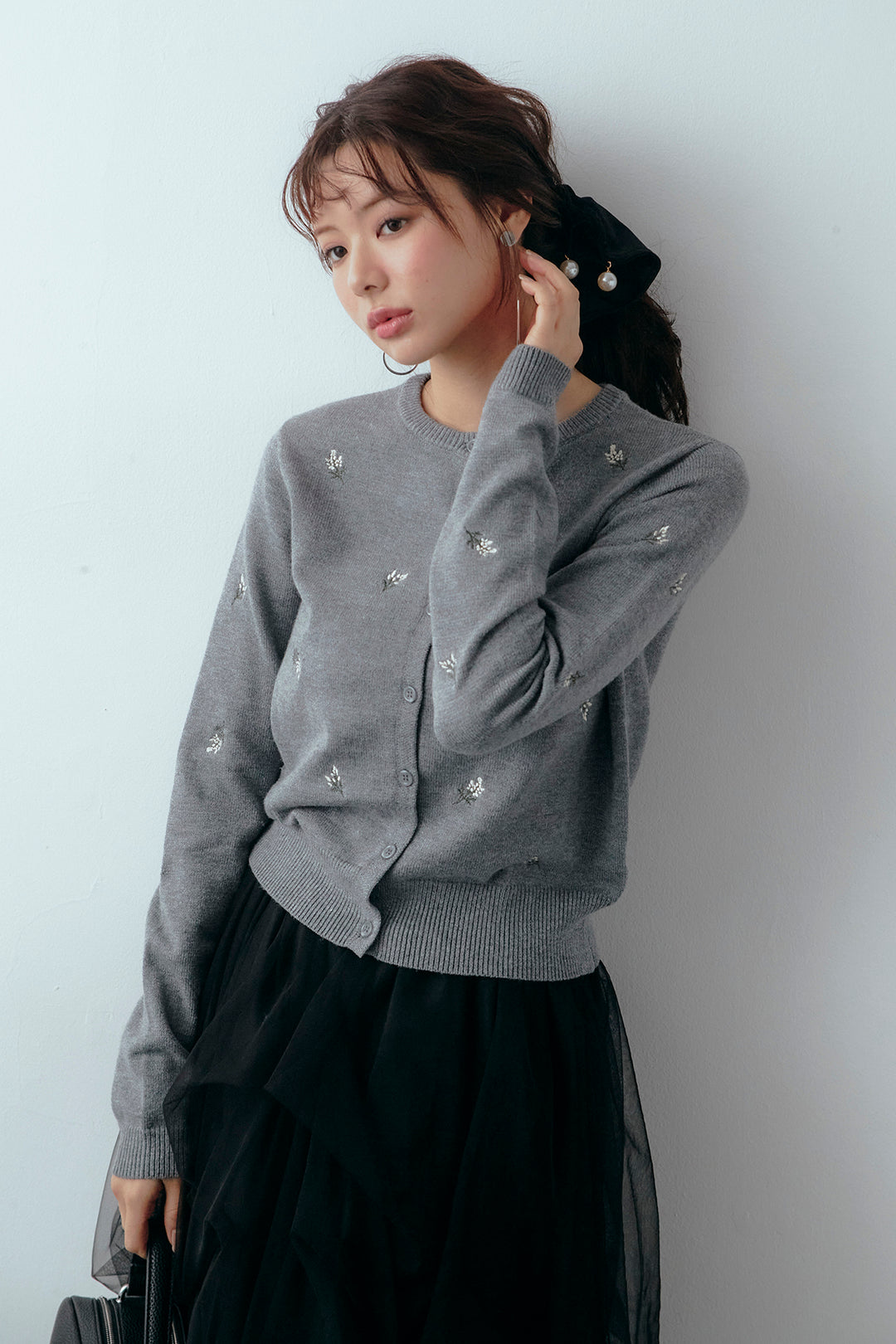 [予約/SET]ニュアンスフラワー刺繍クロップドニットカーデ+マルチパターンタックチュールスカート(2set)