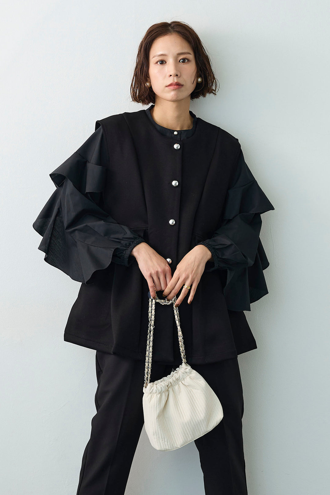 [予約/SET]ティアードフリルスリーブパールボタンブラウス+ペプラムラインシルバーボタンジレ(2set)