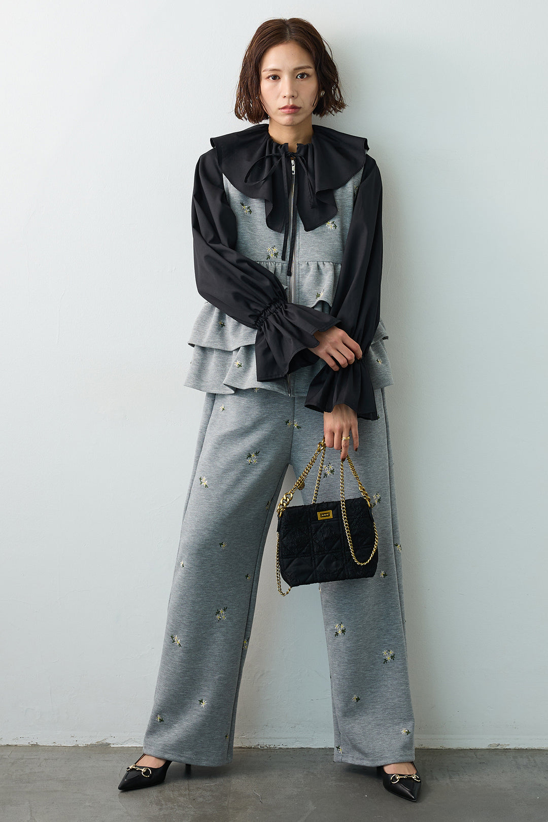 [予約/SET]エアリーフリルフレアカフスブラウス+フラワー刺繍ティアードポンチベスト+フラワー刺繍ストレートポンチパンツ(3set)