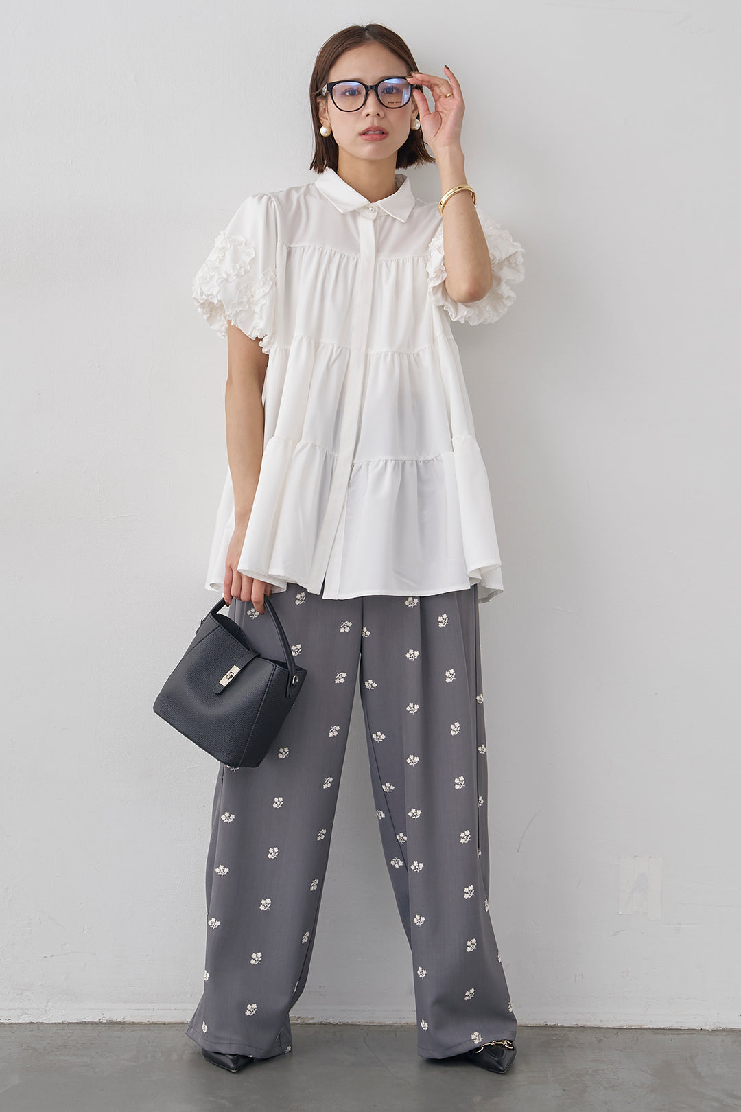 [予約/SET]フリルウェーブスリーブティアードブラウス+フラワー刺繍ツイルストレートパンツ(2set)