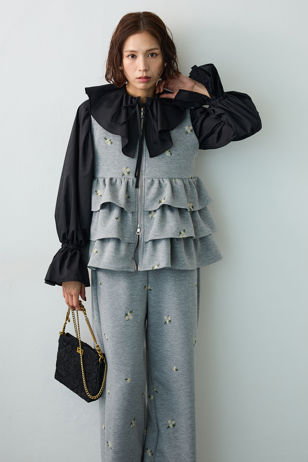 [予約/SET]エアリーフリルフレアカフスブラウス+フラワー刺繍ティアードポンチベスト+フラワー刺繍ストレートポンチパンツ(3set)