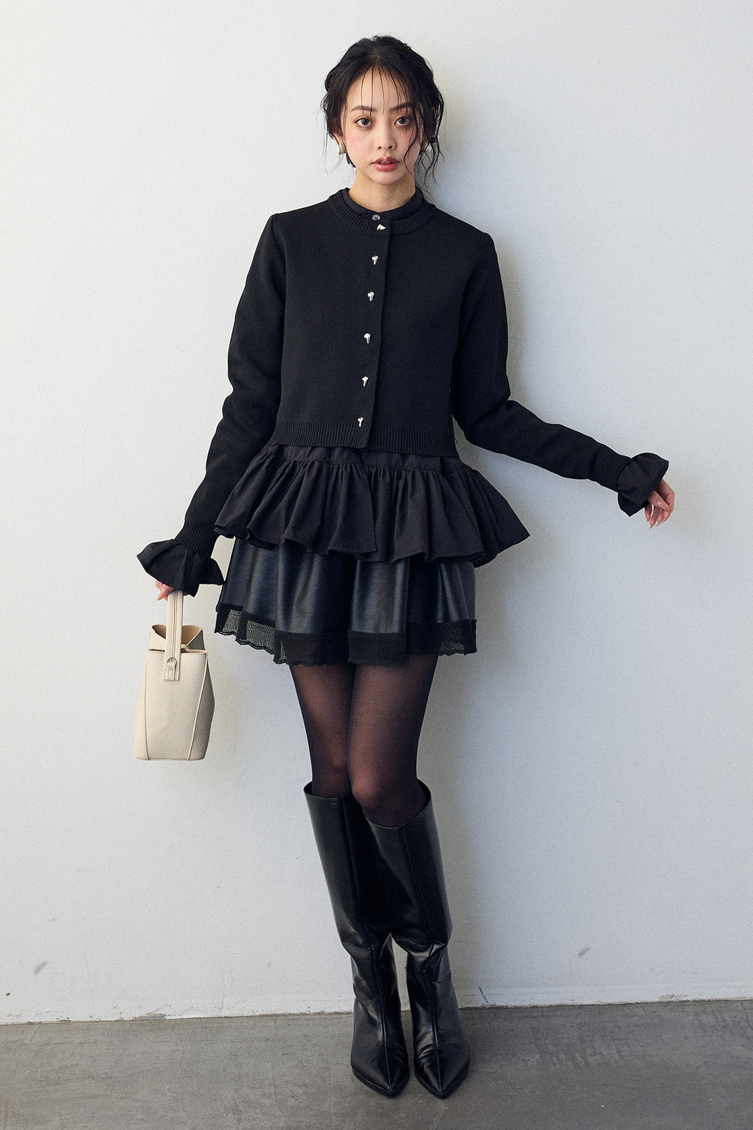 [予約/SET]フリルヘムスリーブブラウス+メタルボタンベーシックカーデ+レザーライクフレアショートパンツ(3set)