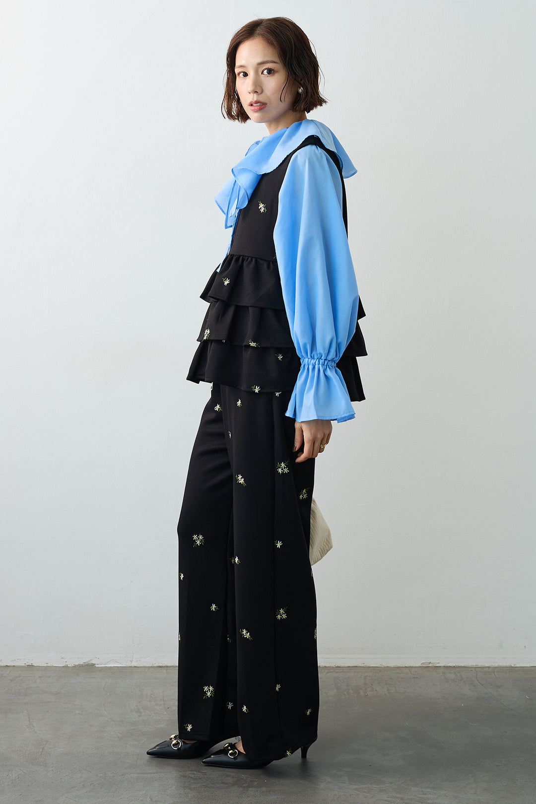 [予約/SET]エアリーフリルフレアカフスブラウス+フラワー刺繍ティアードポンチベスト+フラワー刺繍ストレートポンチパンツ(3set)