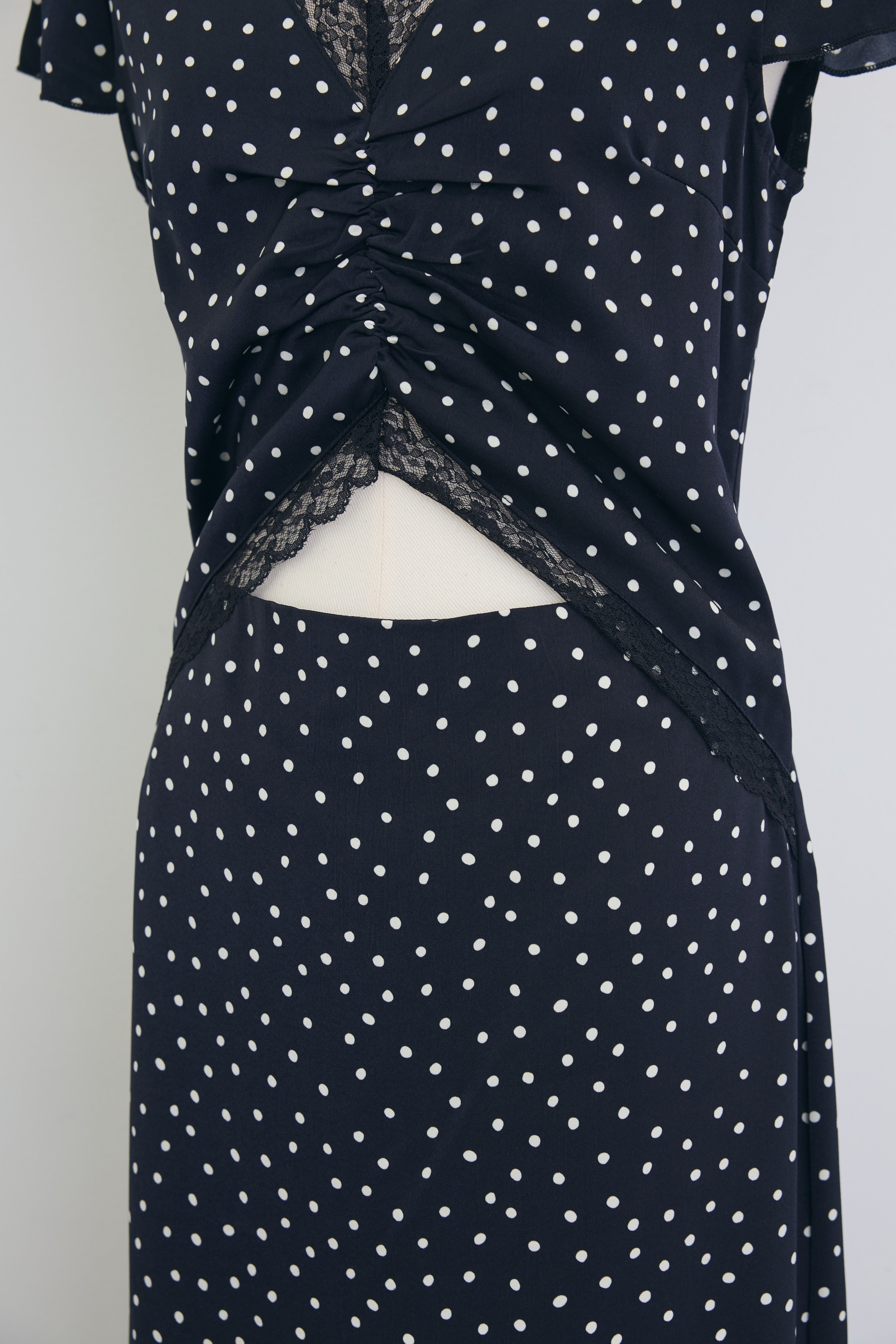 frene フロントカットドット美シルエットワンピ　S 予約]フロントカットドット美シルエットワンピ – Frene