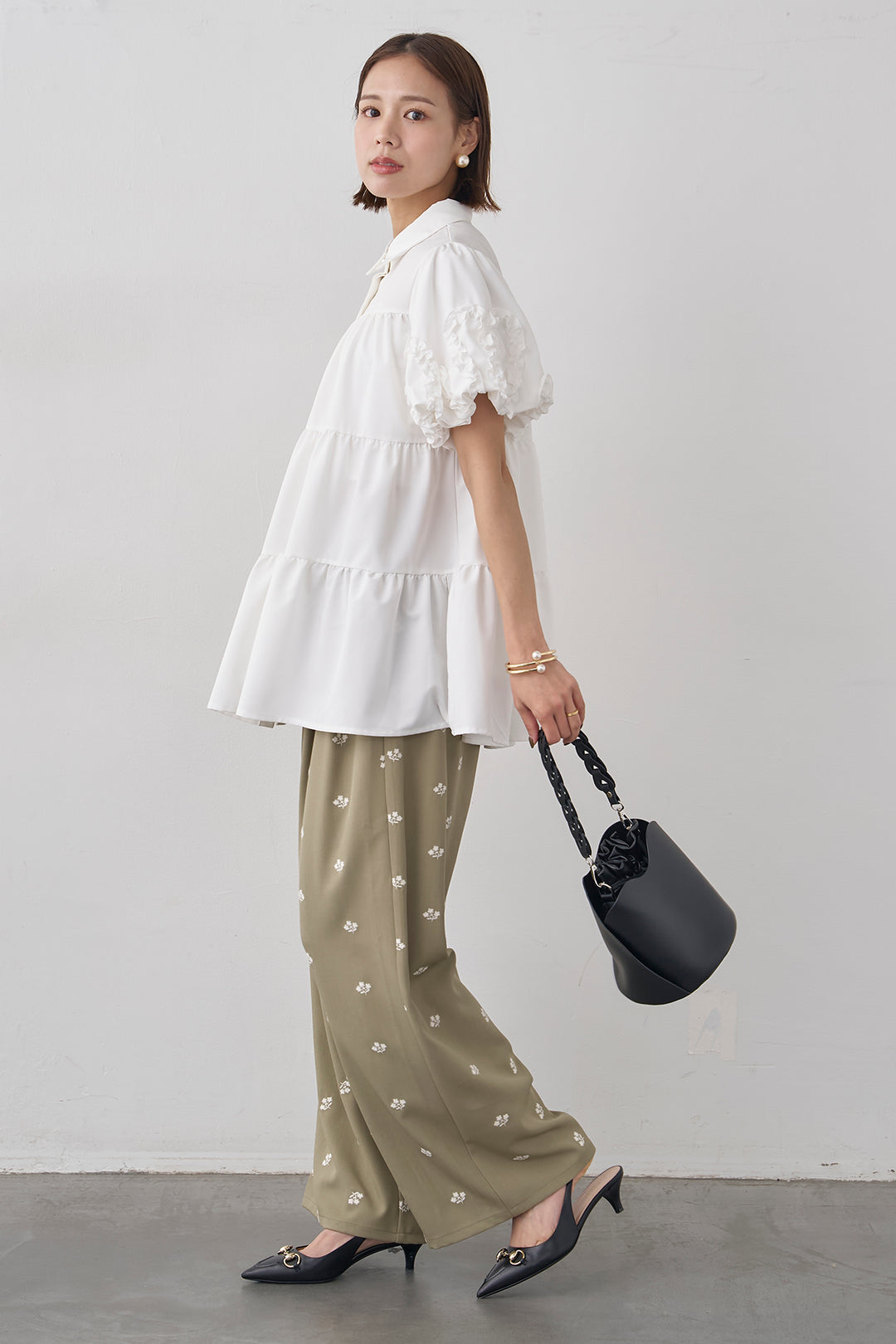 [予約/SET]フリルウェーブスリーブティアードブラウス+フラワー刺繍ツイルストレートパンツ(2set)