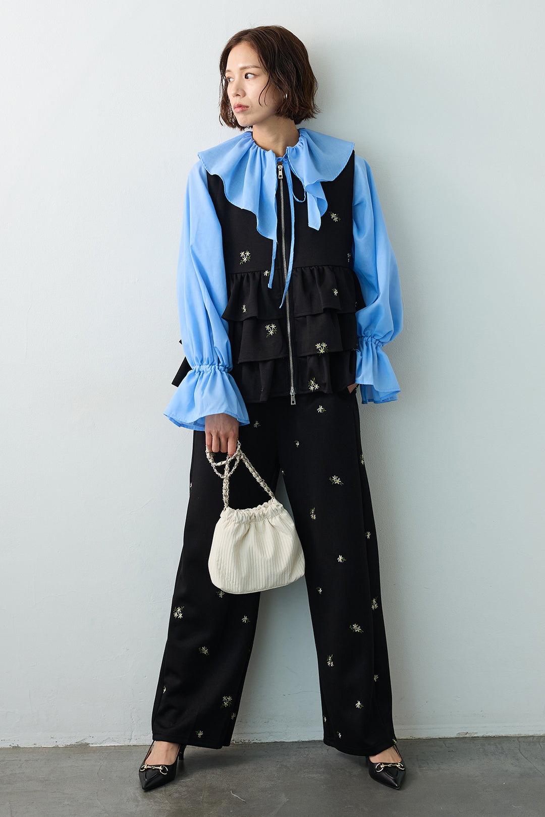 [予約/SET]エアリーフリルフレアカフスブラウス+フラワー刺繍ティアードポンチベスト+フラワー刺繍ストレートポンチパンツ(3set)