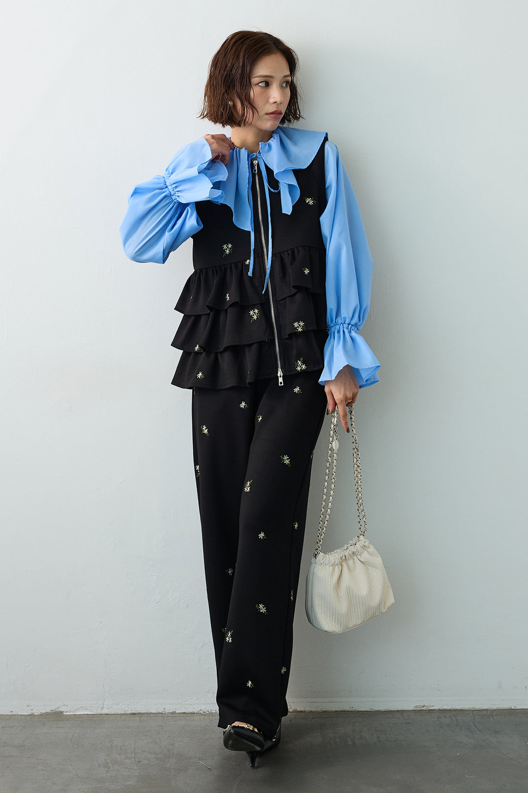 [予約/SET]エアリーフリルフレアカフスブラウス+フラワー刺繍ティアードポンチベスト+フラワー刺繍ストレートポンチパンツ(3set)