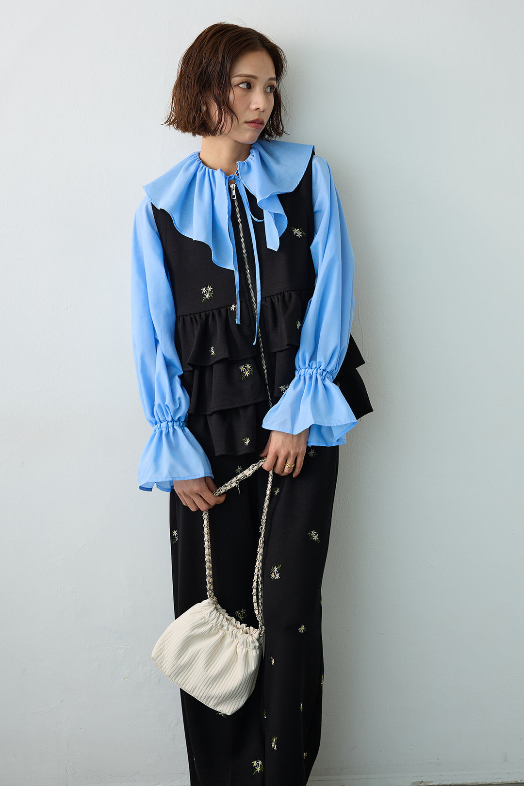 [予約/SET]エアリーフリルフレアカフスブラウス+フラワー刺繍ティアードポンチベスト+フラワー刺繍ストレートポンチパンツ(3set)