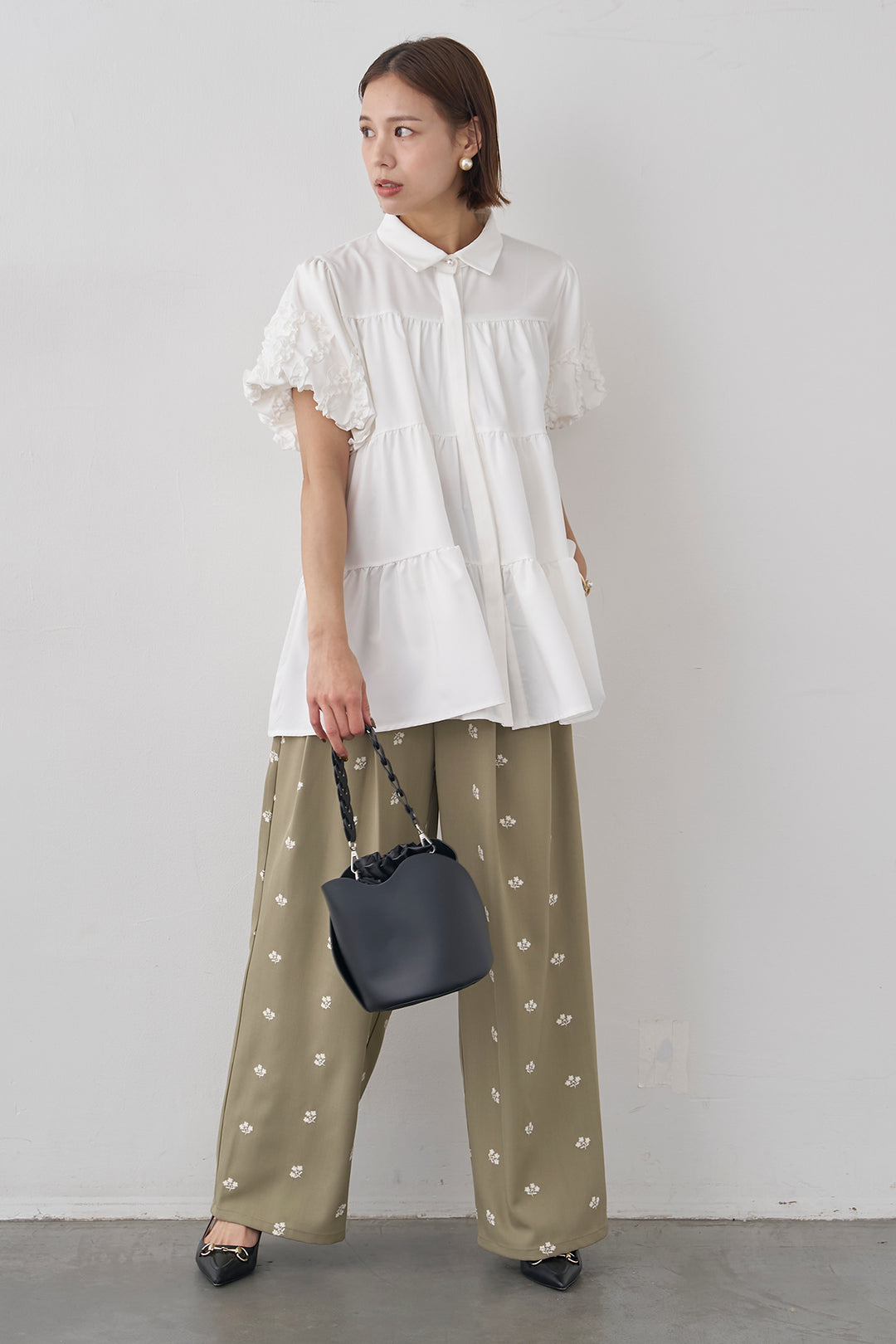 [予約/SET]フリルウェーブスリーブティアードブラウス+フラワー刺繍ツイルストレートパンツ(2set)