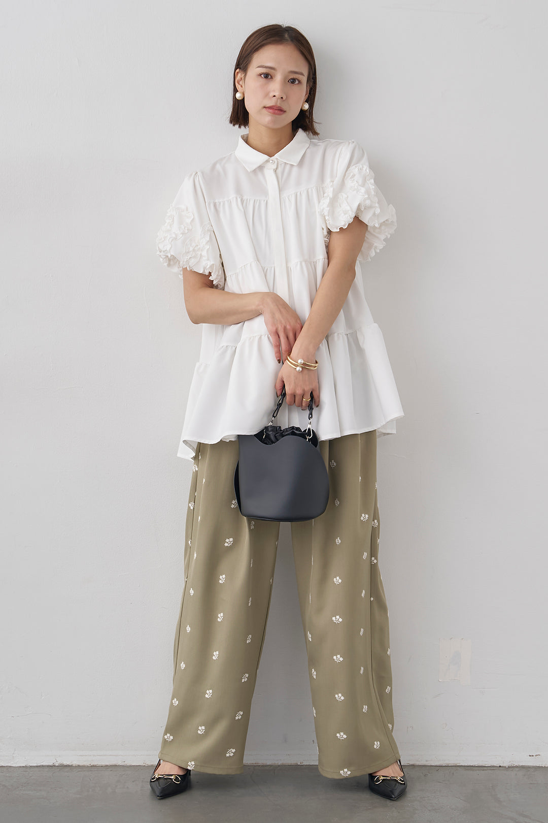 [予約/SET]フリルウェーブスリーブティアードブラウス+フラワー刺繍ツイルストレートパンツ(2set)