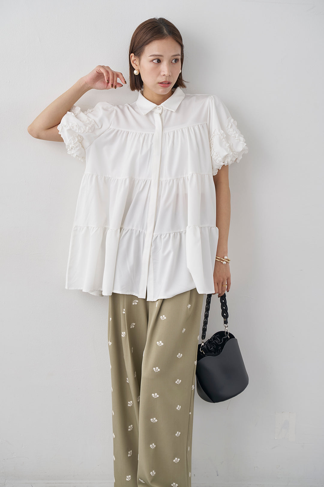 [予約/SET]フリルウェーブスリーブティアードブラウス+フラワー刺繍ツイルストレートパンツ(2set)