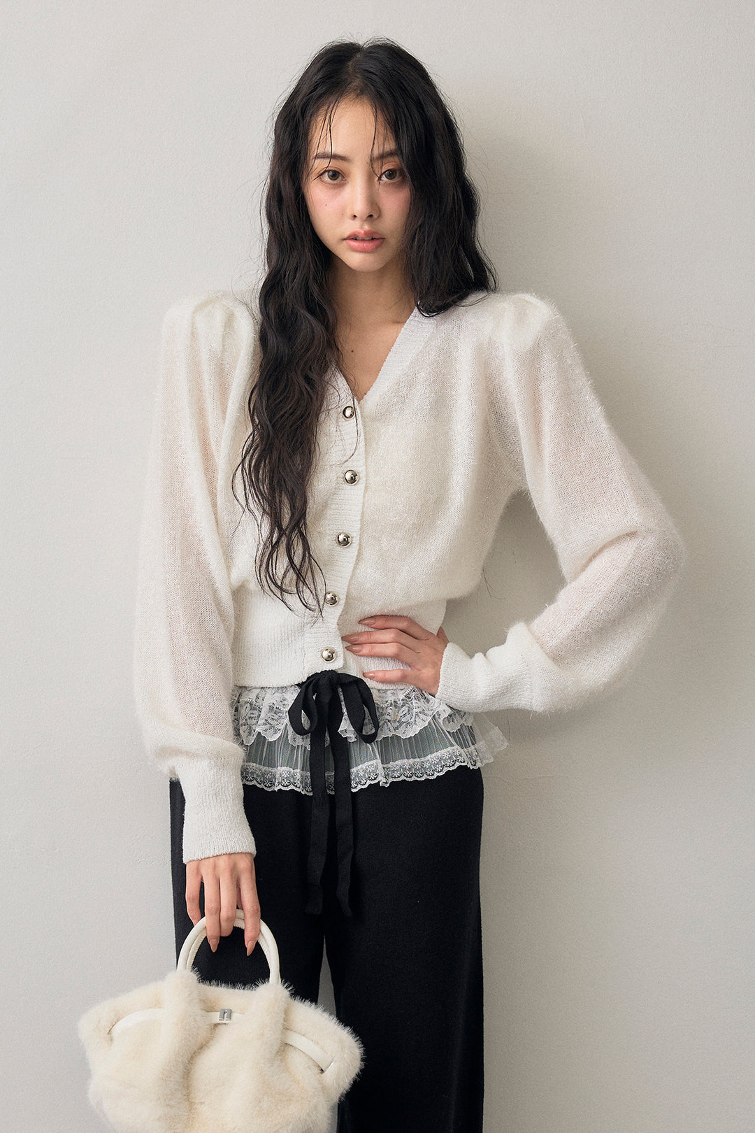 [予約]コンシャスショルダーシャイニーニットカーデ