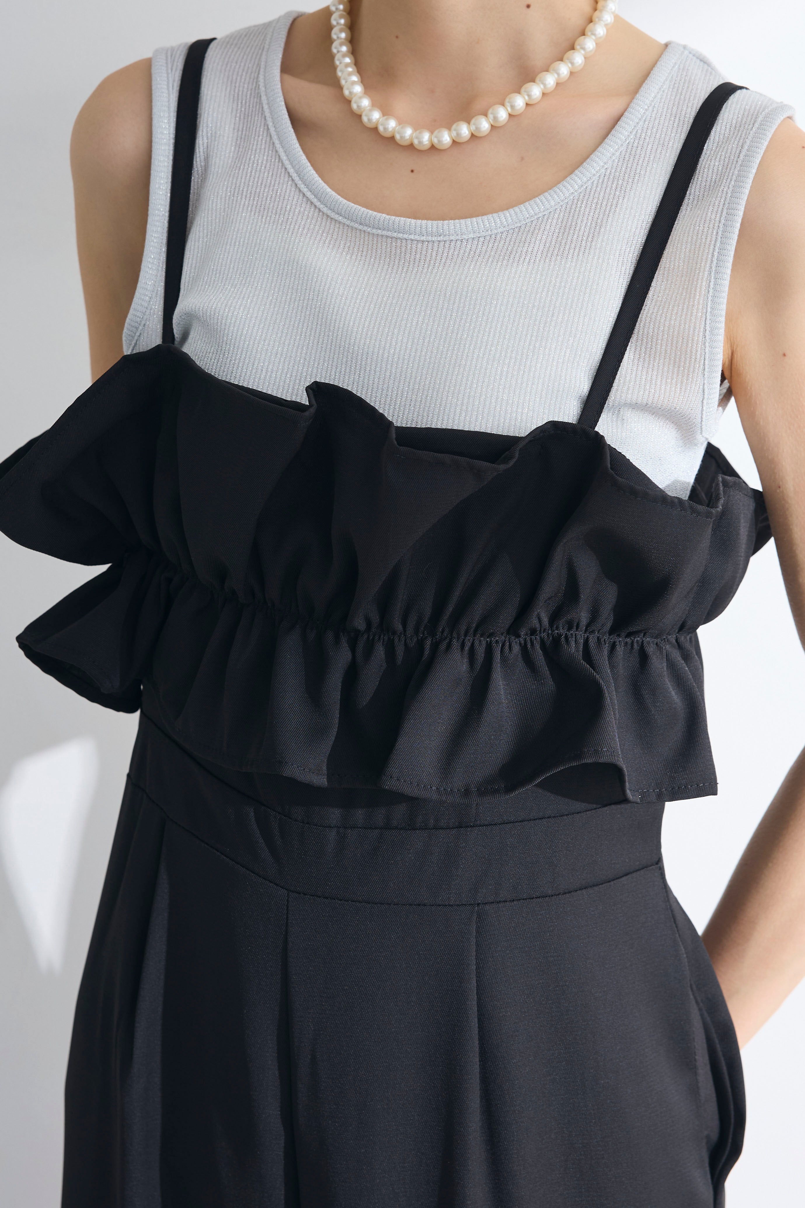 予約]フリルバストキャミロンパース – Frene