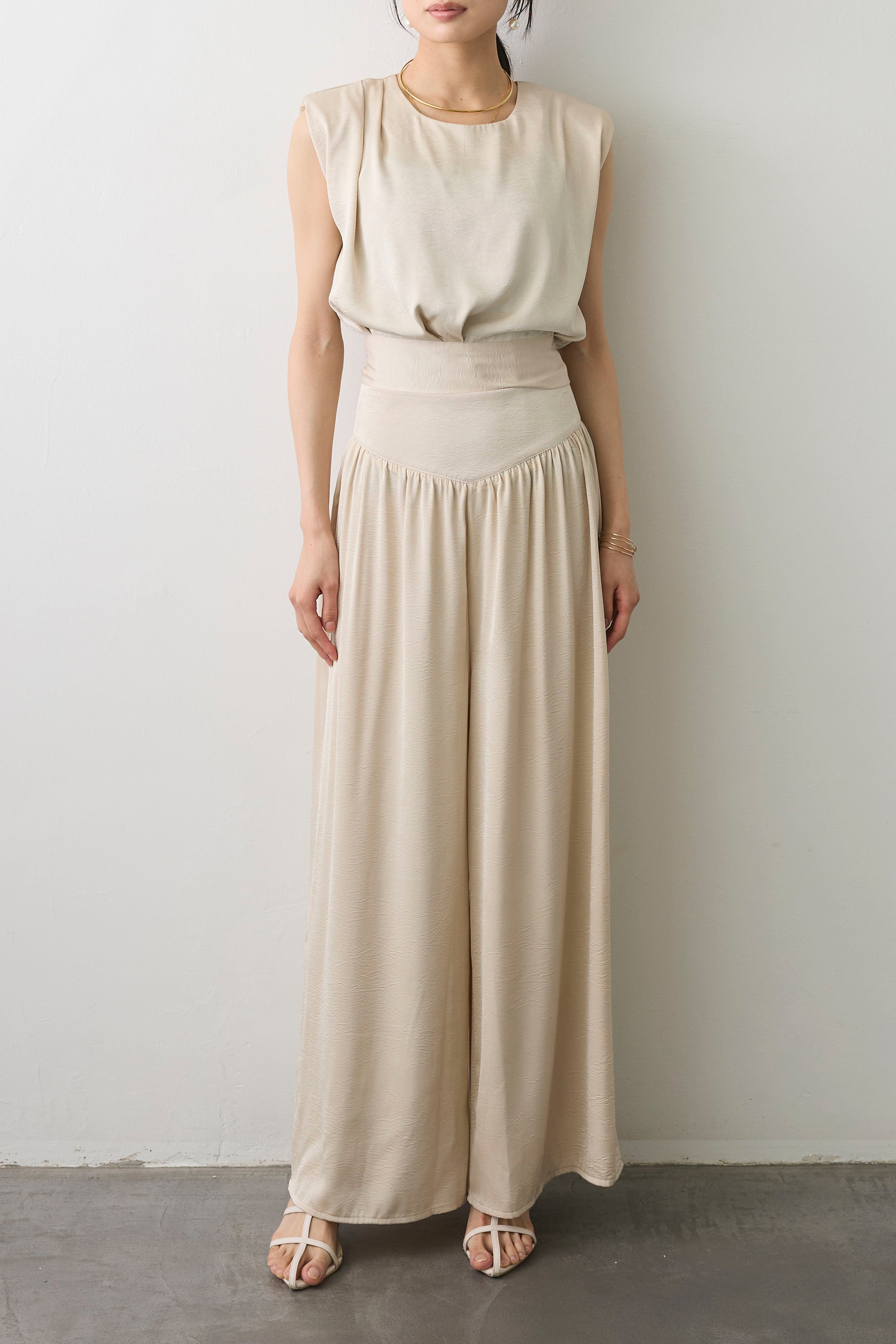 極美品■コール&レスポンス【XL】セットアップ ベージュ ストレッチ プリーツ 予約]バックリボンマットサテンセットアップ – Frene