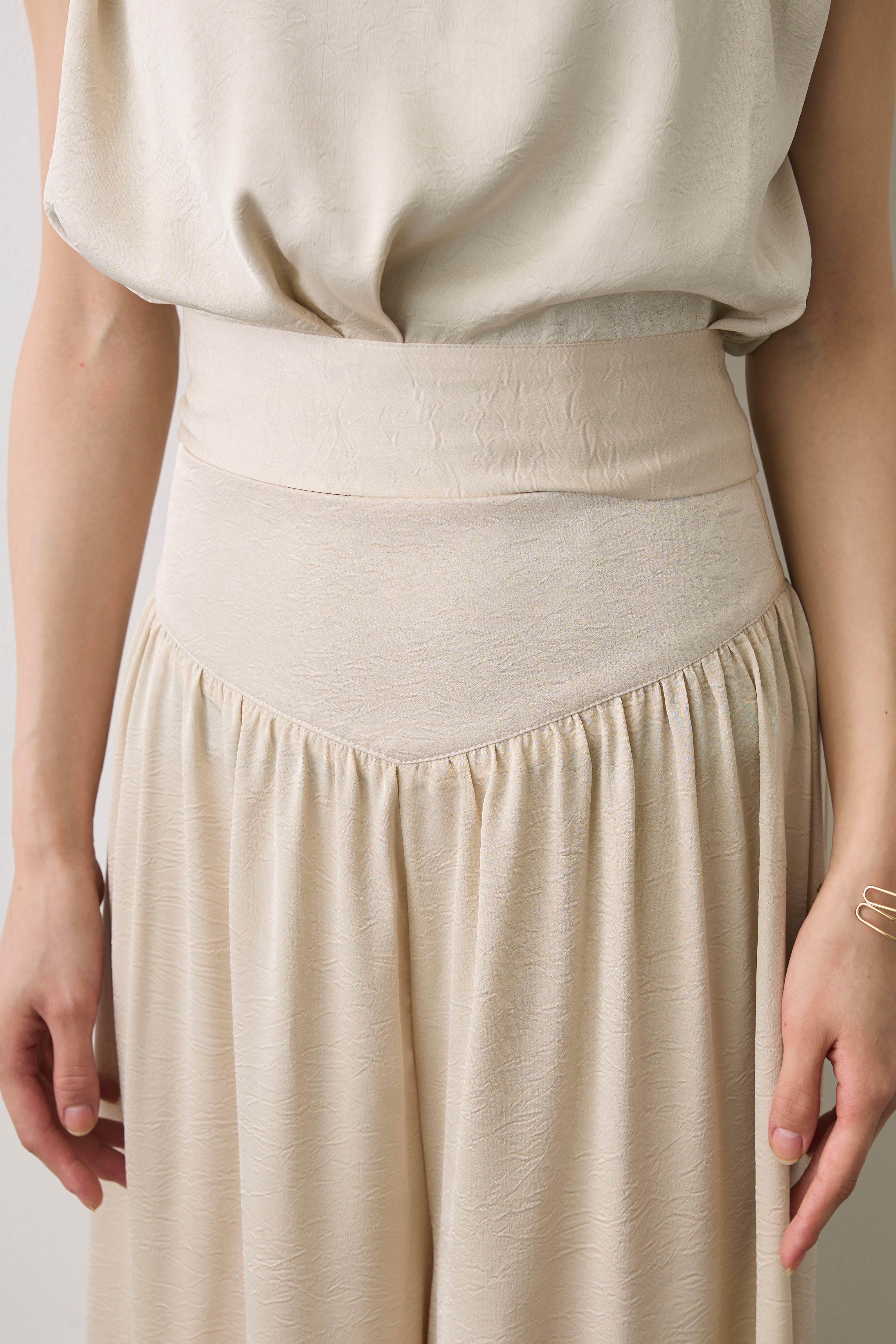 予約]バックリボンマットサテンセットアップ – Frene