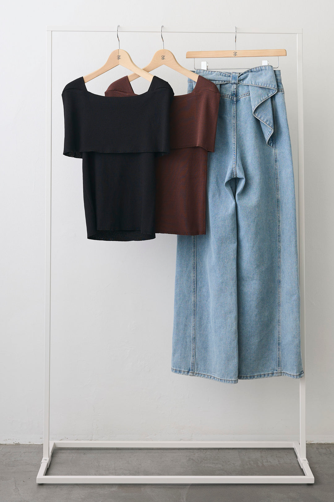 [予約/SET]ショルダーリブオフショルニット+ショルダーリブオフショルニット+バックリボンデザインデニムパンツ(3set)