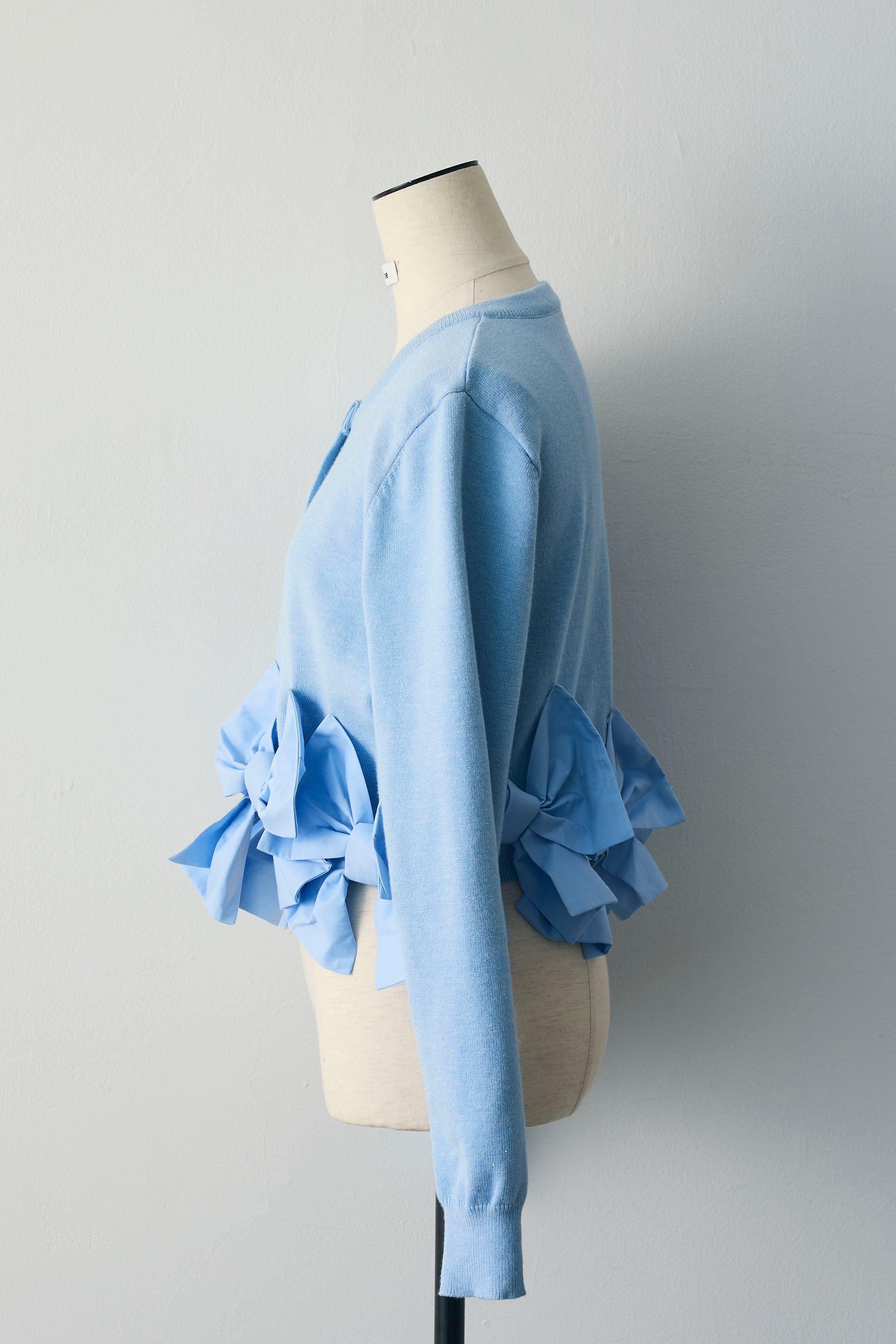 予約]ヘムリボンデザインショートカーデ – Frene