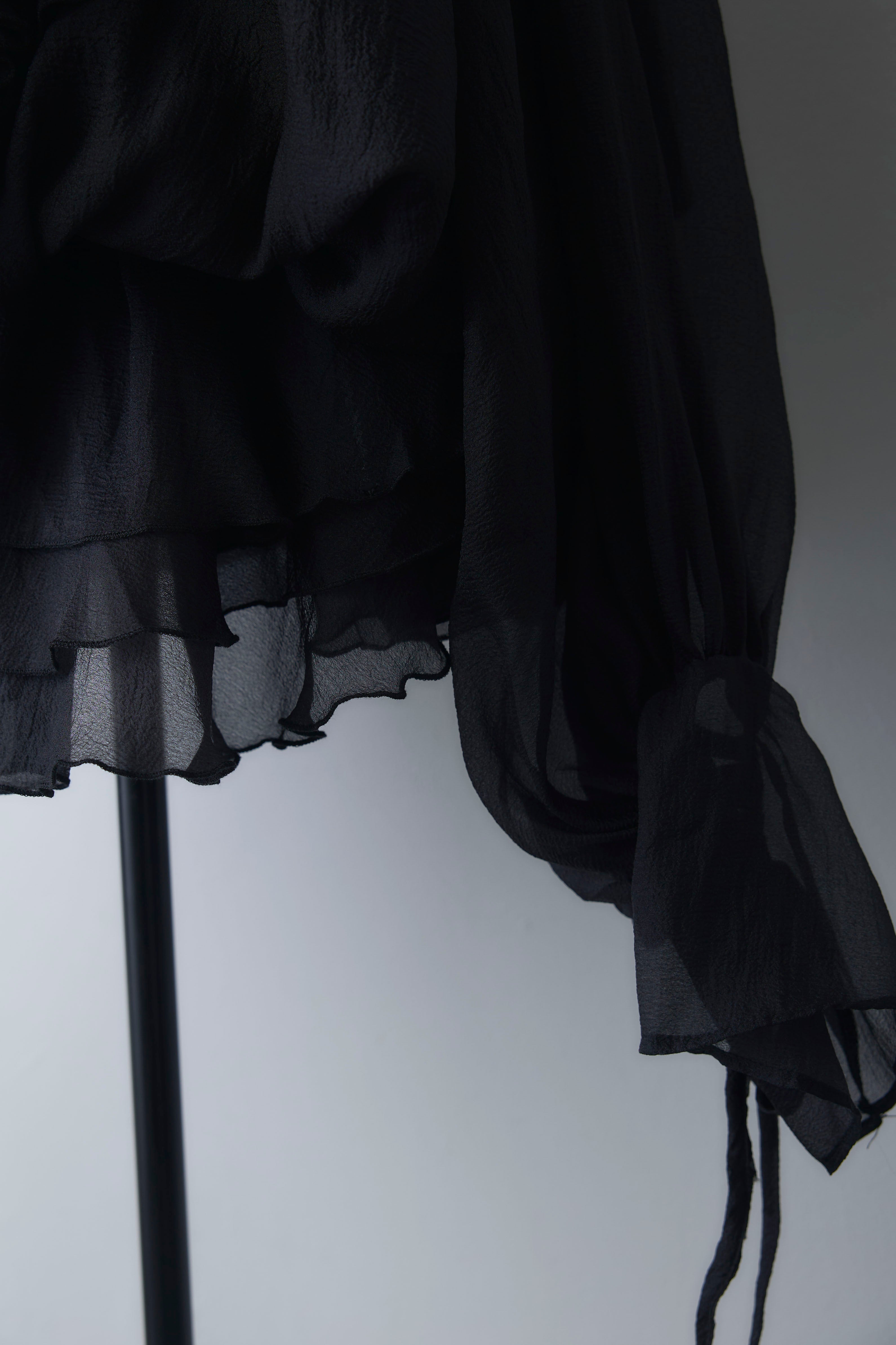 予約]フリルフラワーシフォンエアリーチュニック – Frene