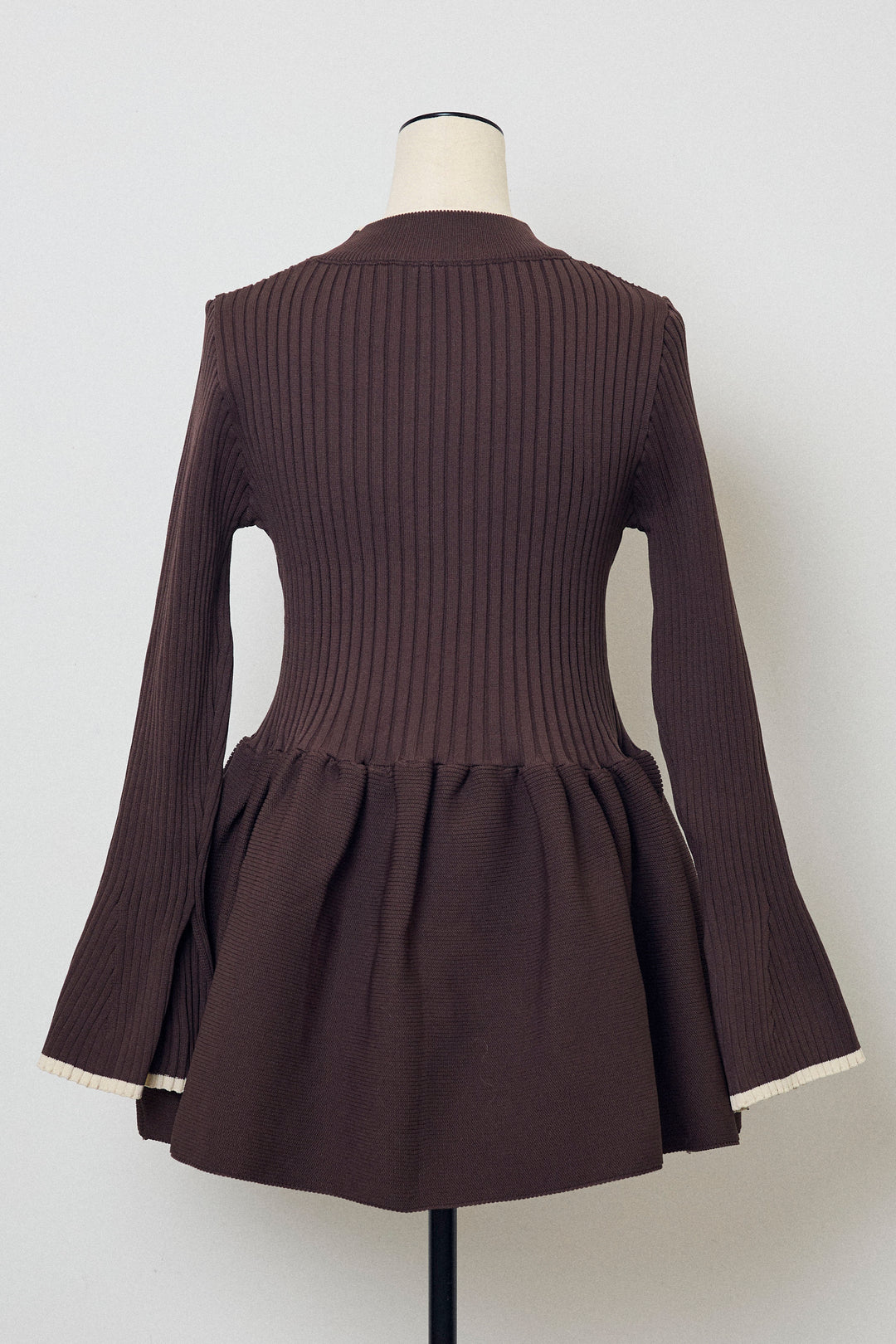 [予約]リブフレア配色スリーブペプラムニット