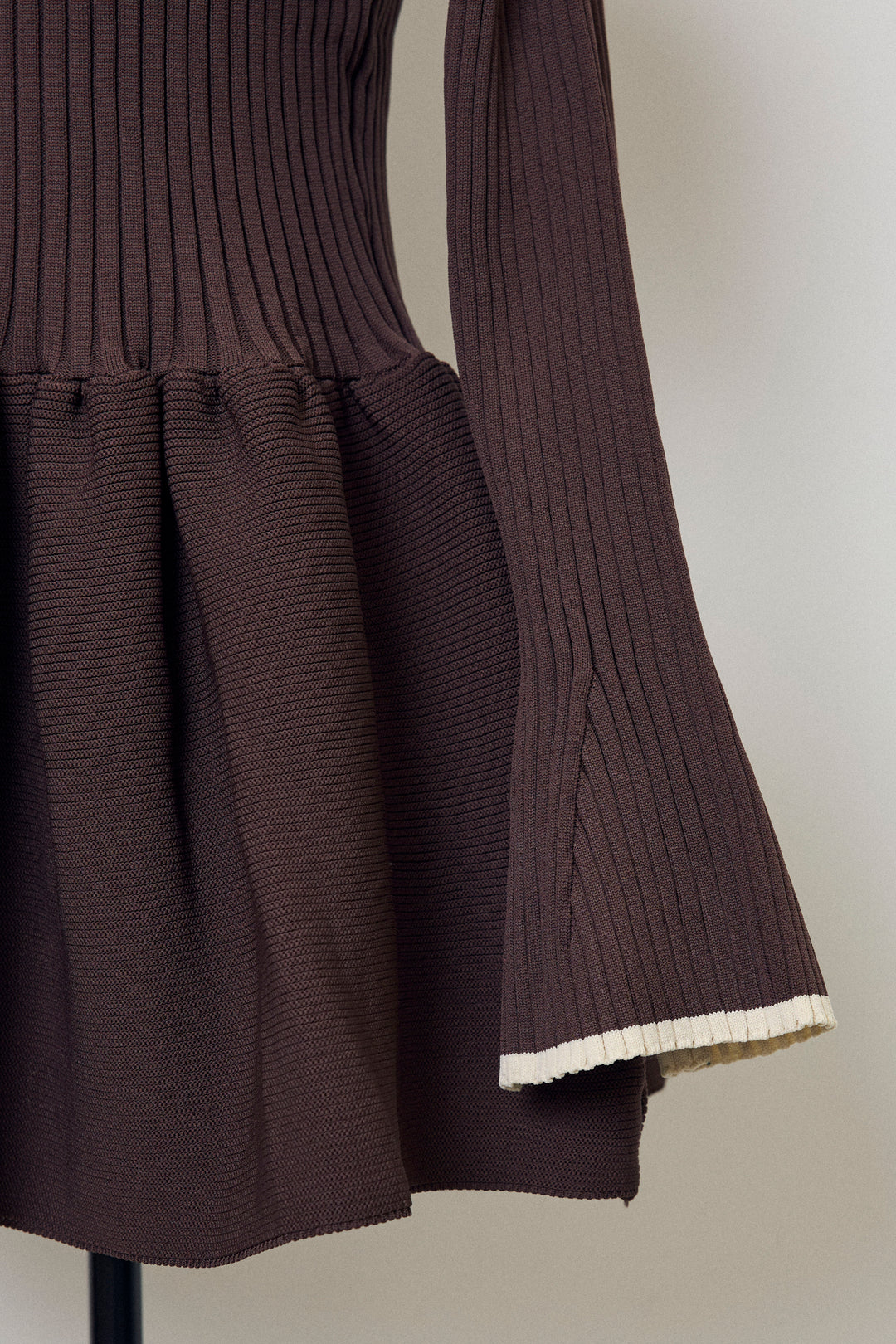 [予約]リブフレア配色スリーブペプラムニット