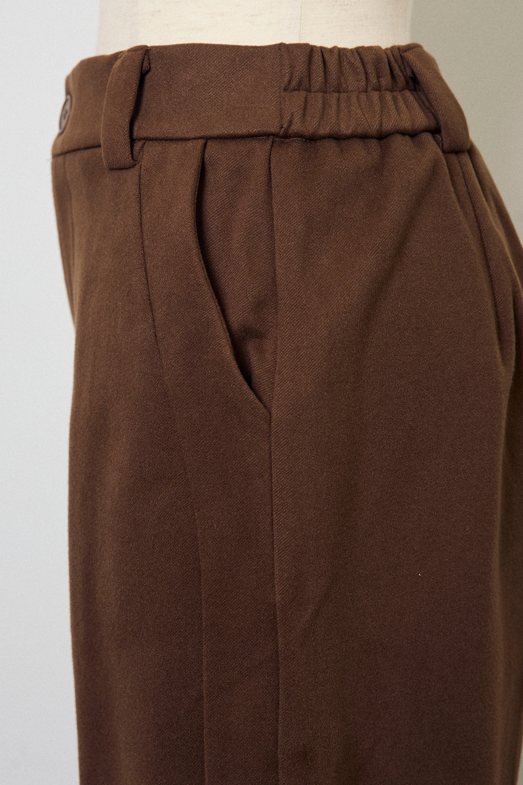 [予約]ウォームセンタープレス美ラインテーパードパンツ