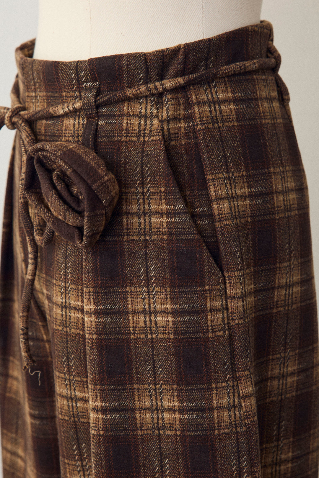 [予約]クラシカルチェックフラワーモチーフ付きパンツ